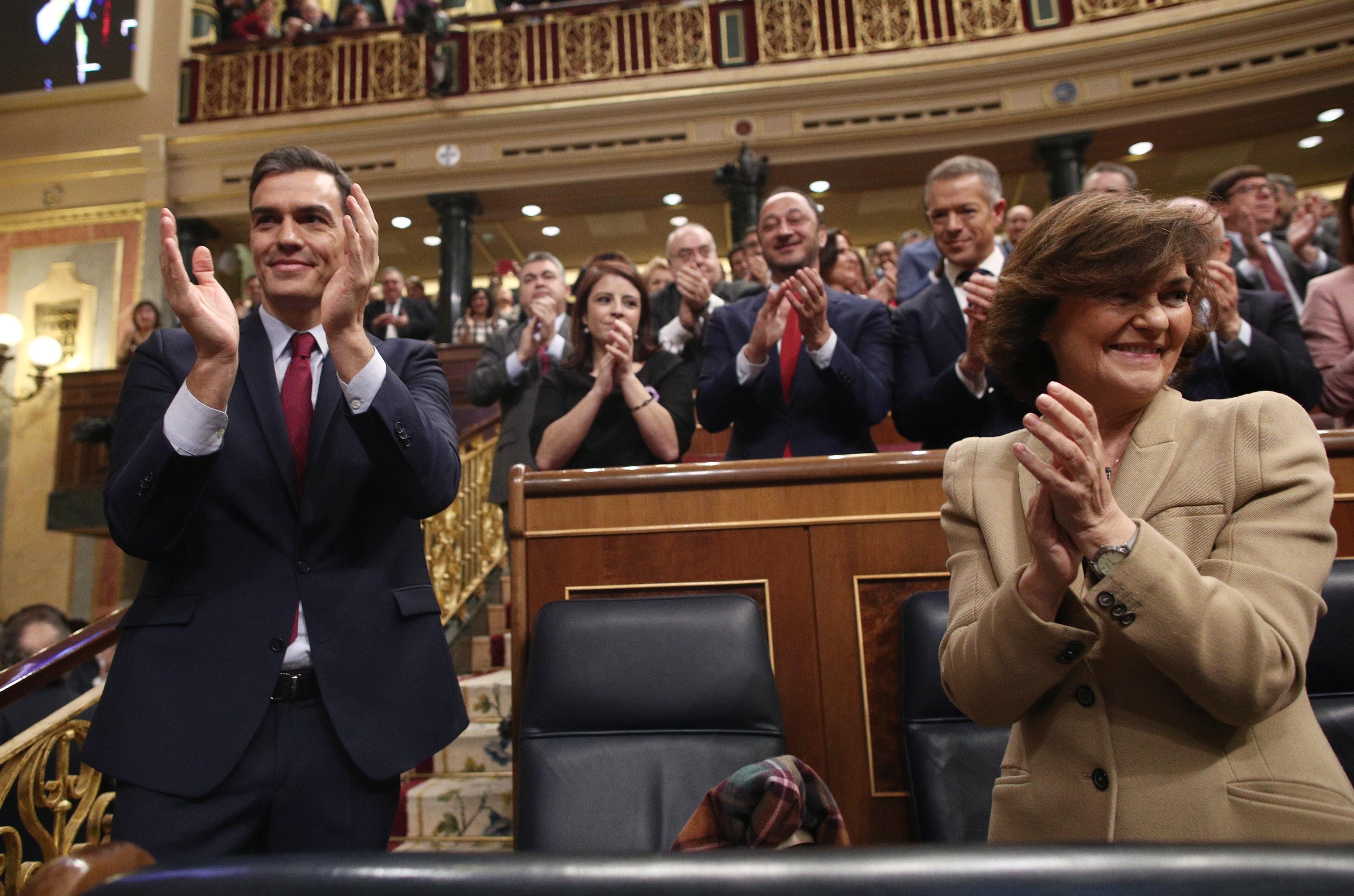 El presidente del Gobierno Pedro Sánchez aplaude junto a la bancada socialista. EuropaPress