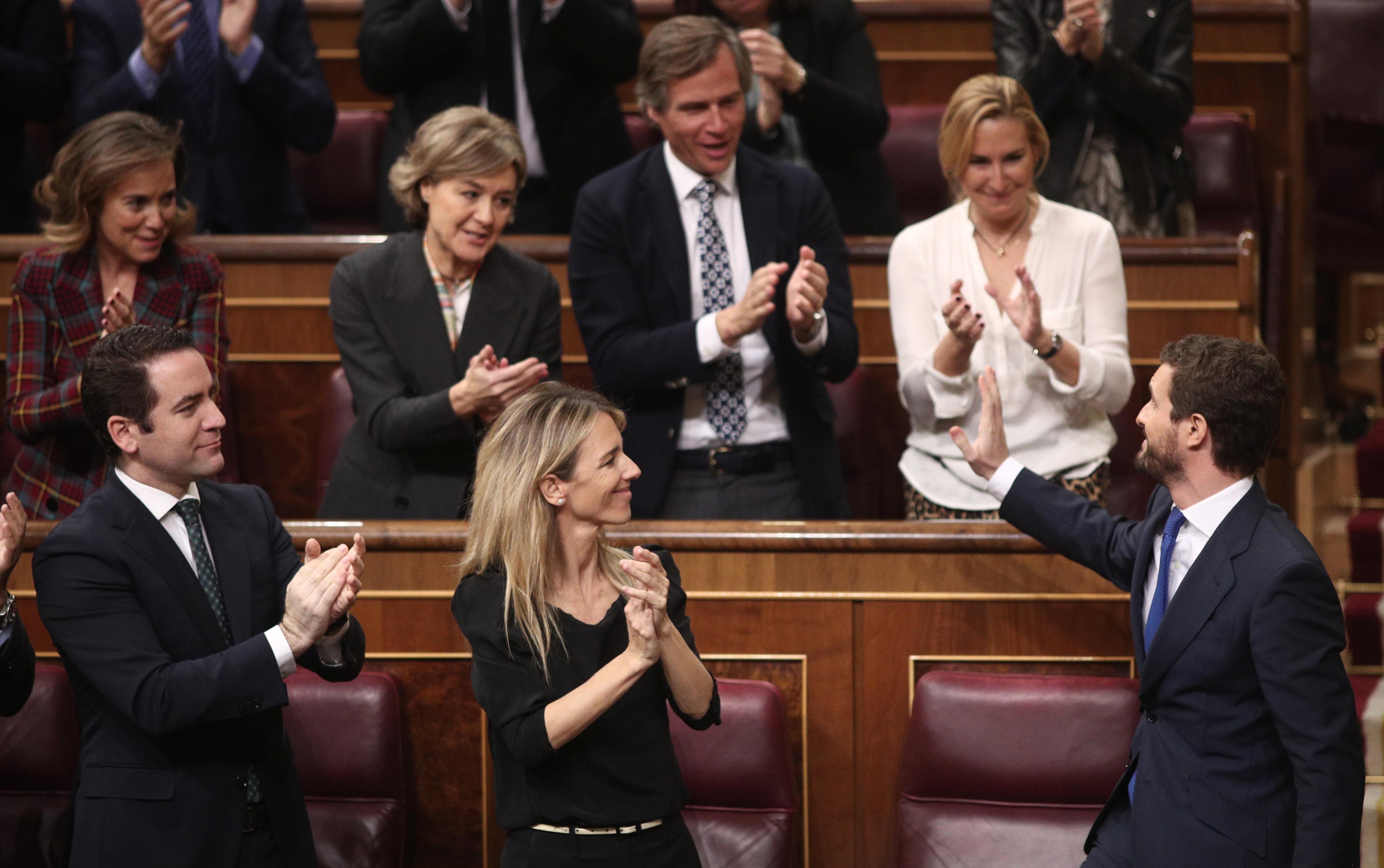 El presidente del PP Pablo Casado agradece el aplauso de la bancada popular tras su intervención en la segunda sesión de votación para la investidura 