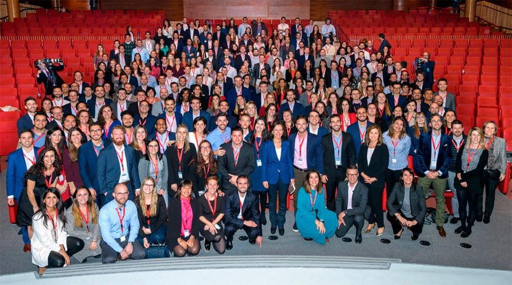 Participantes de Young Leaders, en una convención en la Ciudad Financiera de Madrid junto a Ana Botín