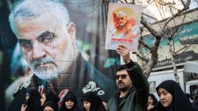 Asistentes al funeral de Qasem Soleimani sostienen imágenes suyas