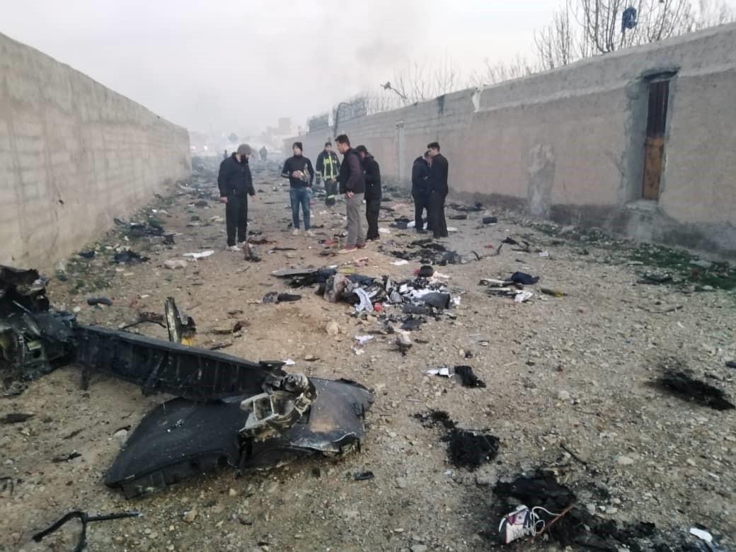 Restos del avión ucraniano que se estrelló al poco de despegar del Aeropuerto Internacional Imán Jomeini de Teherán Irán. Foto: Media Luna Roja