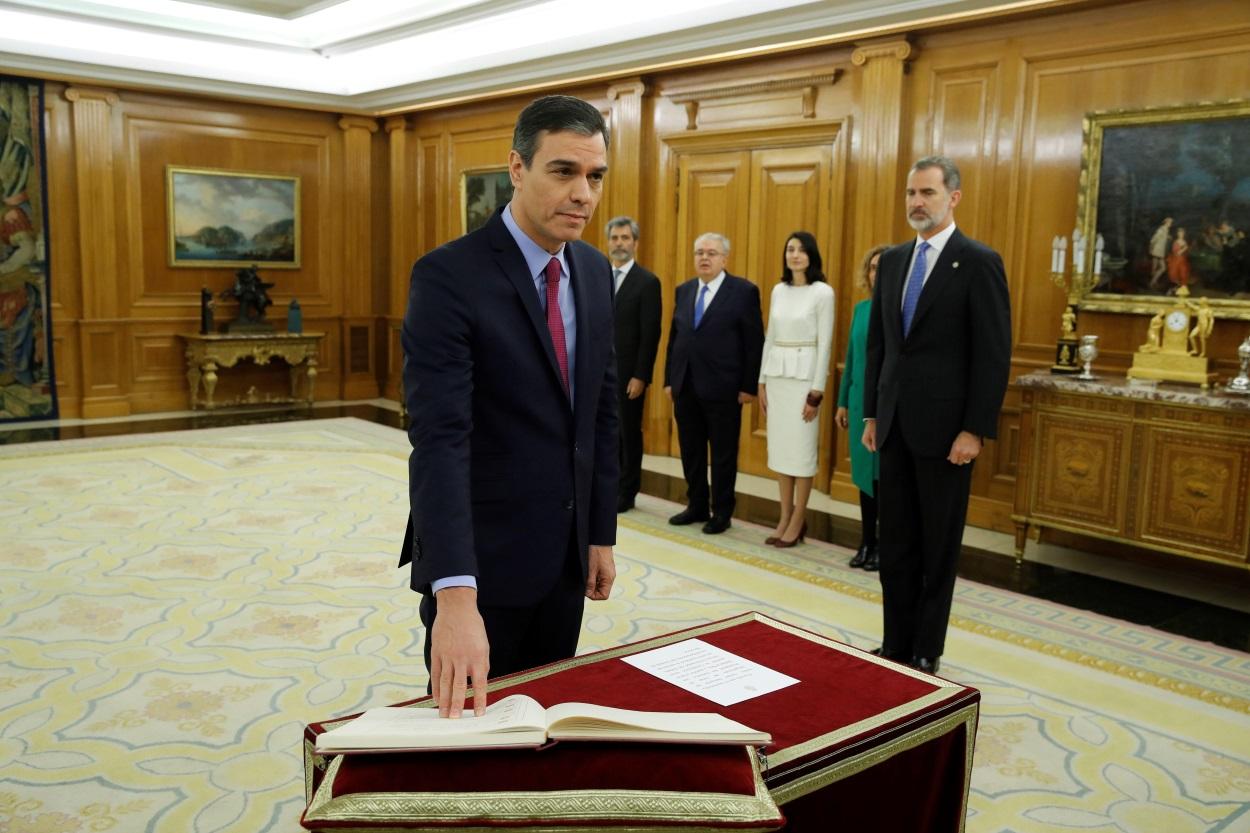 El presidente del Gobierno, Pedro Sánchez, promete su cargo ante el Rey Felipe VI (1d) , en el Palacio de La Zarzuela Madrid (España), a 8 de enero de 2020