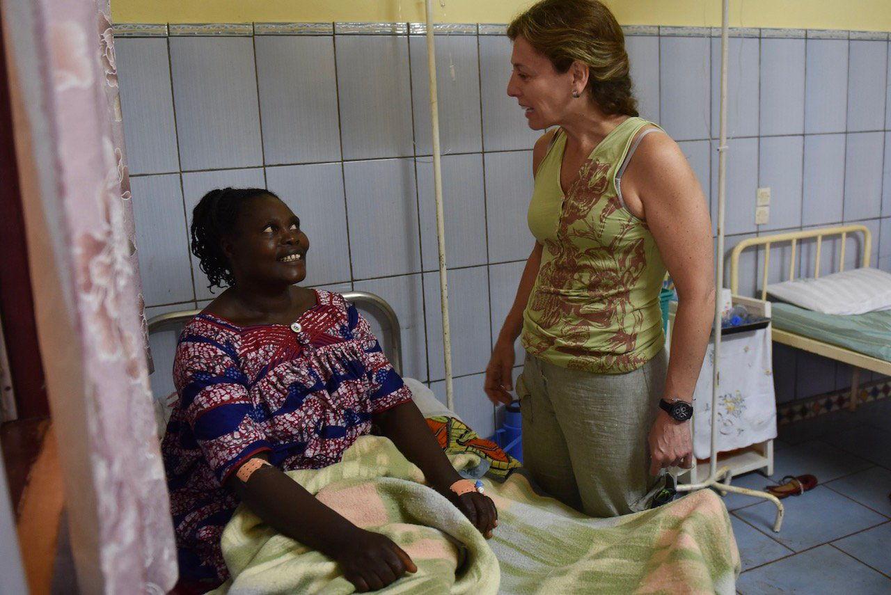 Imagen de archivo de Justine Maleche, a quien médicos voluntarios de la Fundación Recover operaron de cáncer de cuello útero, una de las principales causas de mortalidad en África