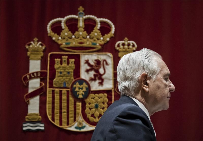 El escándalo persigue a Carlos Dívar: su seguridad cuesta 385.000 euros al año