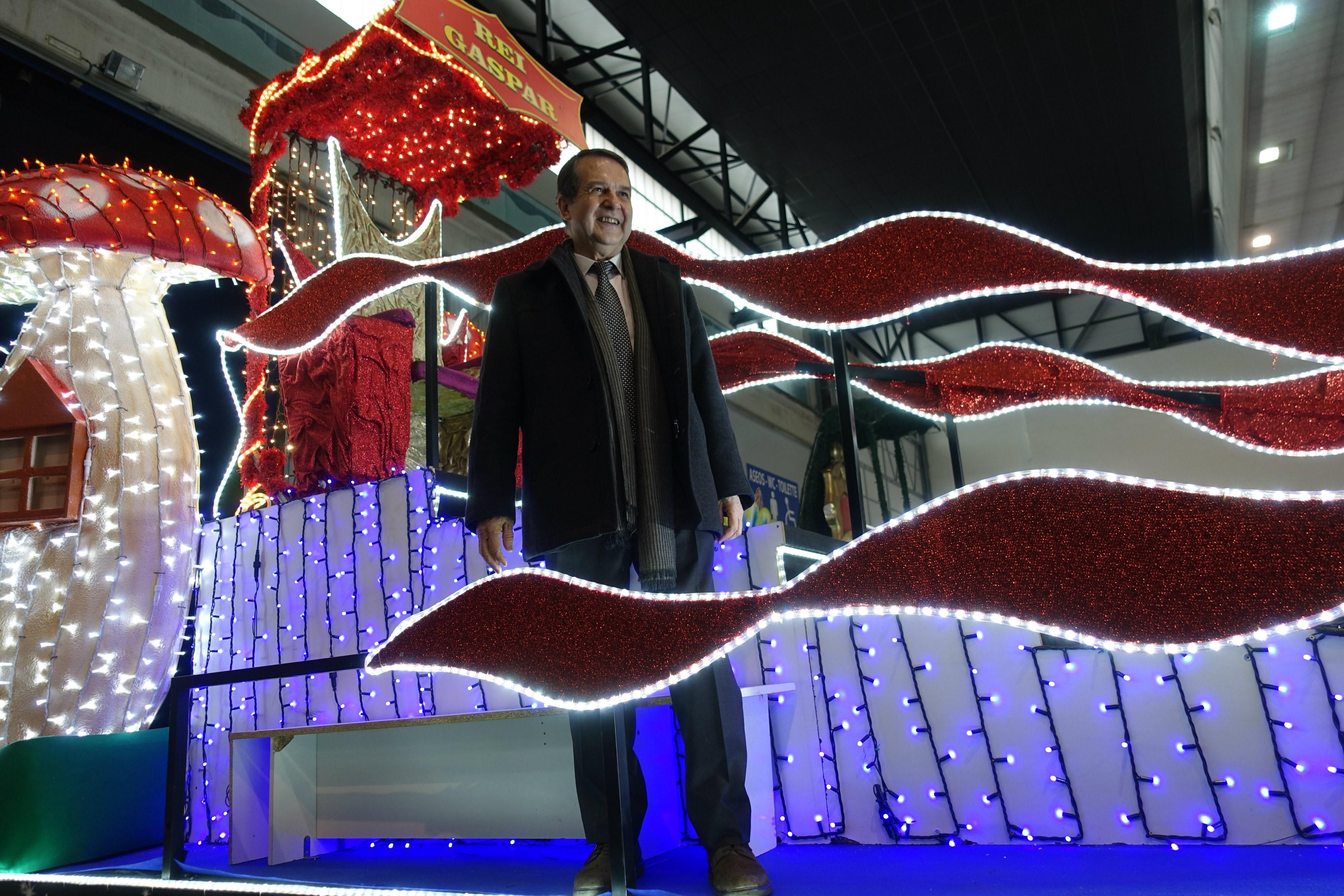 El alcalde de Vigo Abel Caballero supervisa el montaje de las carrozas de la Cabalgata de los Reyes Magos de 2020 