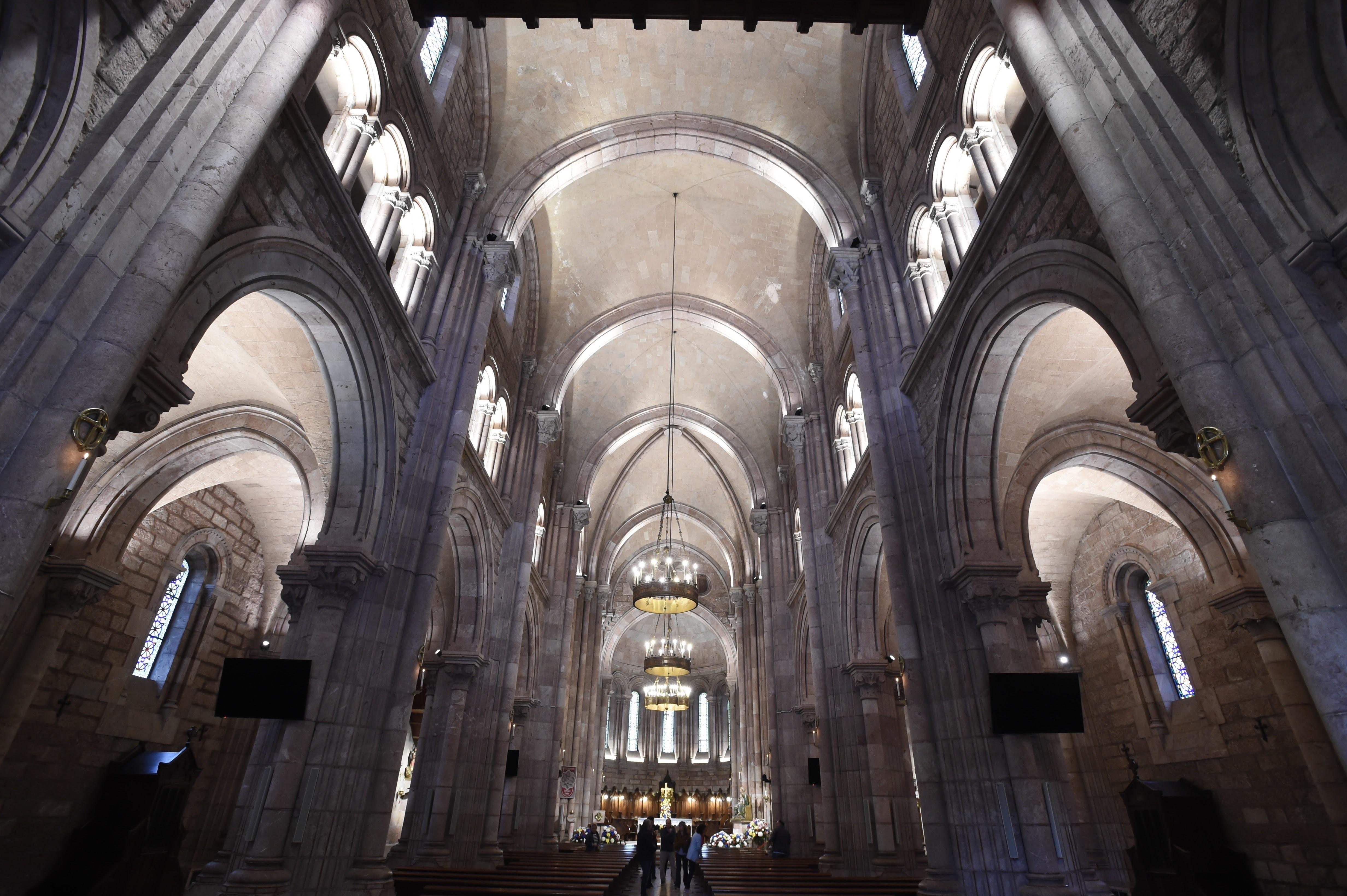 Interior iluminado de la Basílica de Covadonga 
