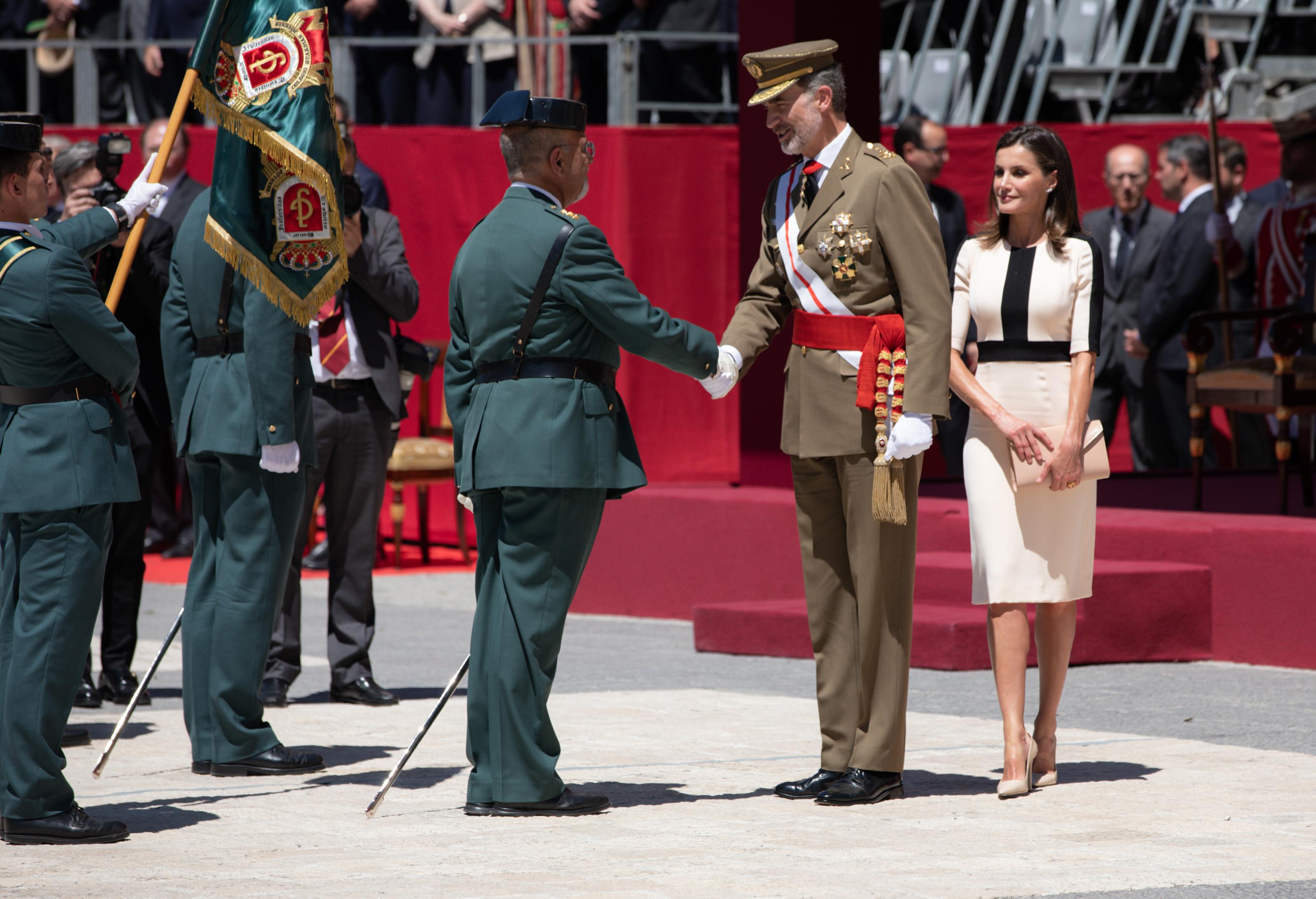 El Rey Felipe VI saluda a un agente de la Guardia Civil durante el central conmemorativo del 175 aniversario de la fundación de la Guardia Civil en el Palacio Real. Europa Press