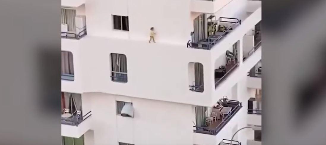 Captura del vídeo en el que aparece una niña andando por la cornisa de un cuarto piso en Tenerife