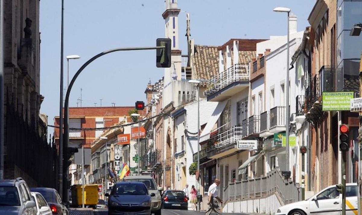 Calle principal de la localidad sevillana de Castilleja de la Cuesta, donde sucedieron los hechos.