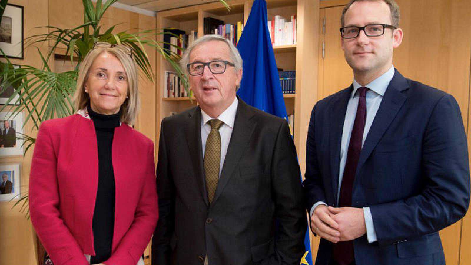 Clara Martínez Alberola junto a Jean Claude Juncker. RTVE