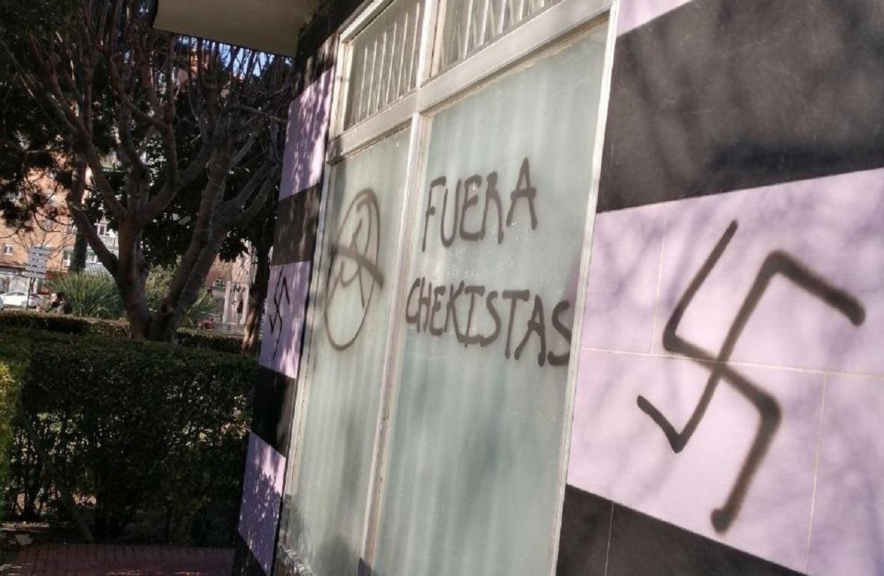 Pintadas en la sede de Podemos de Alcalá de Henares