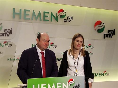  El presidente del PNV Andoni Ortuzar junto a la secretaria del EBB Mireia Zarate en rueda de prensa para anunciar el inicio del proceso electoral interno