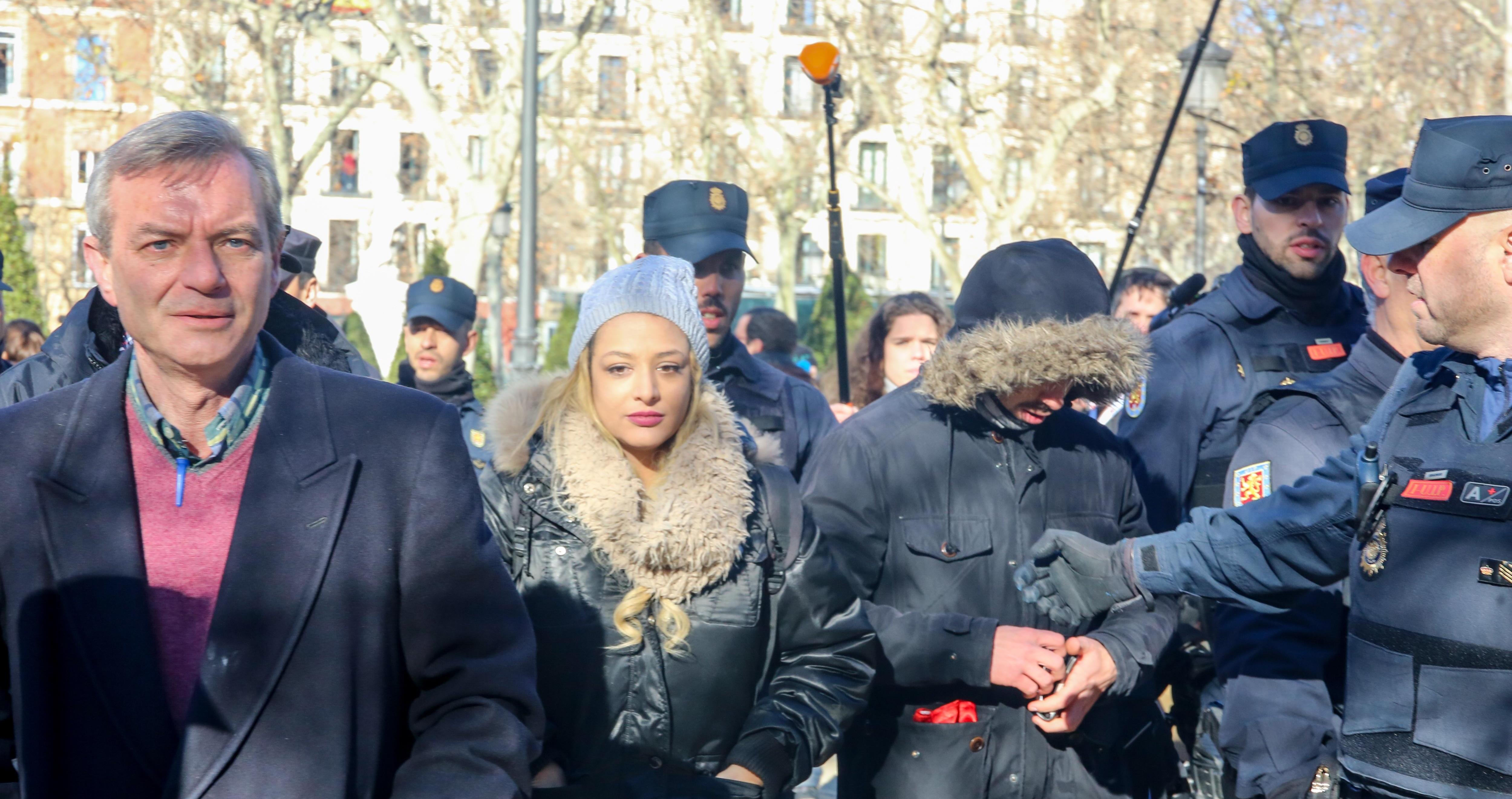  La líder de Hogar Social Madrid Melisa Domínguez en las inmediaciones del Tribunal Supremo.