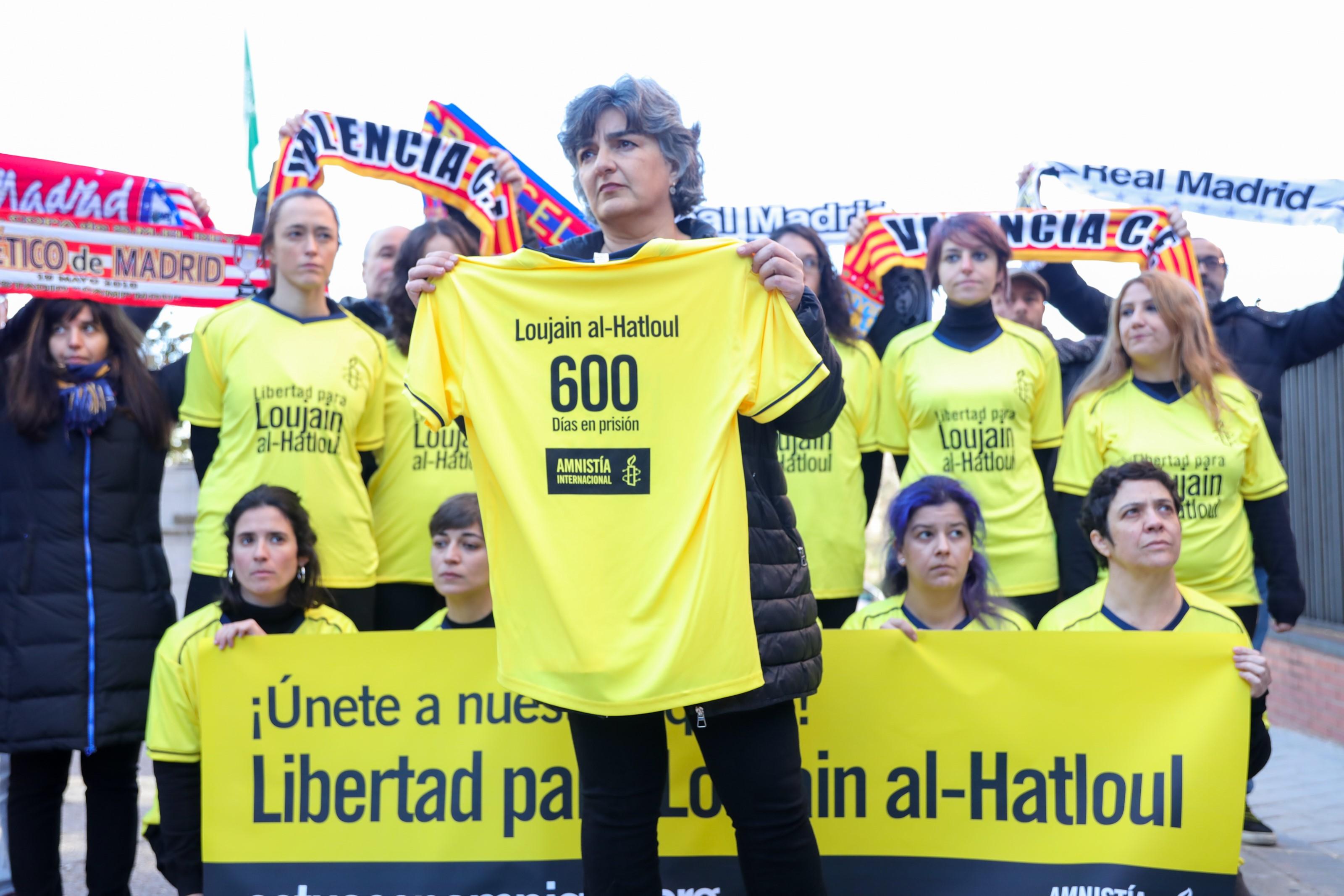 Una de las mujeres de Amnistía Internacional enseña una camiseta en la que se lee `Loujain al Hatloul 600 días en prisión, en referencia a la activista saudí encarcelada desde mayo de 2018