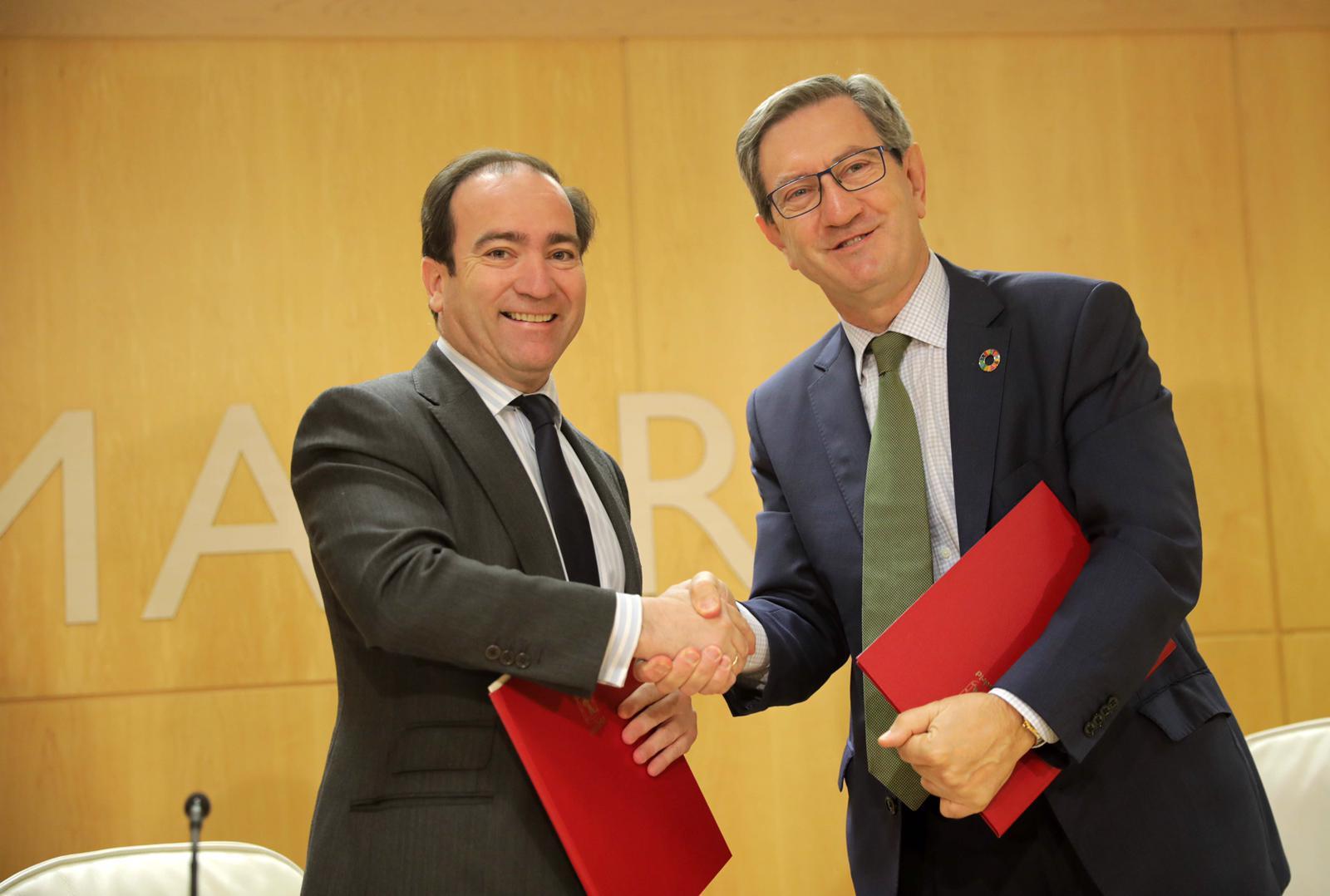 El delegado del área de Medio Ambiente y Movilidad del Ayuntamiento de Madrid, Borja Carabante, y el director de la Región Madrid de i-DE, Efigenio Golvano, firman un acuerdo por la transición energética