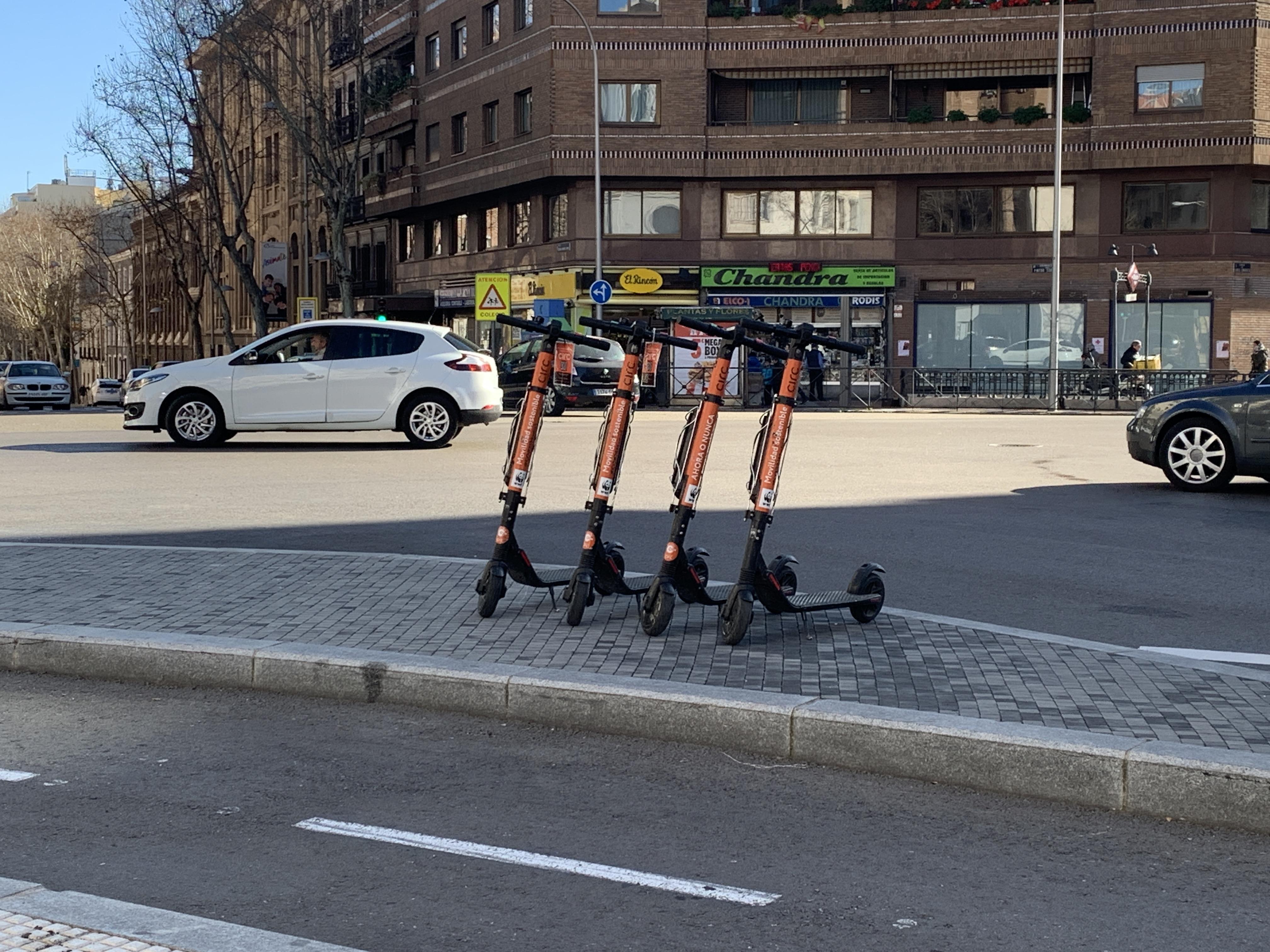 Patinetes de la empresa Circ en la calle Eloy Gonzalo de Madrid