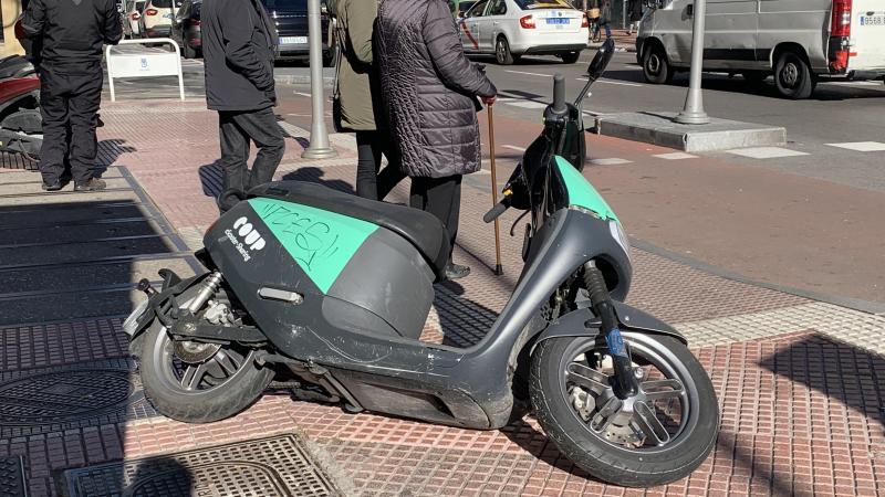Una de las motos de la empresa Coup lleva en la calle Santa Engracia desde principios de 2020
