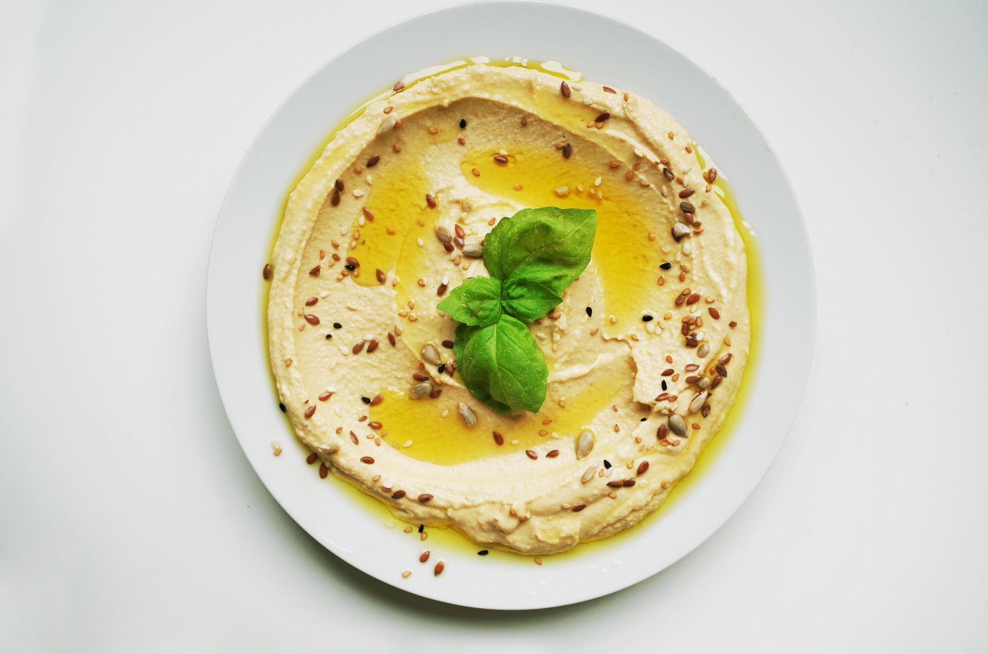 El hummus contiene una crema de garbanzos suave, cremosa y deliciosa, ideal para cuidarse. 
