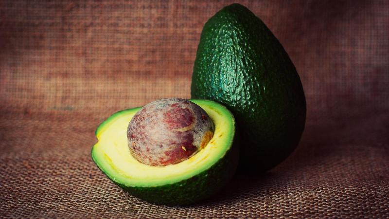 El aguacate se puede utilizar en este plato para rellenar los huevos