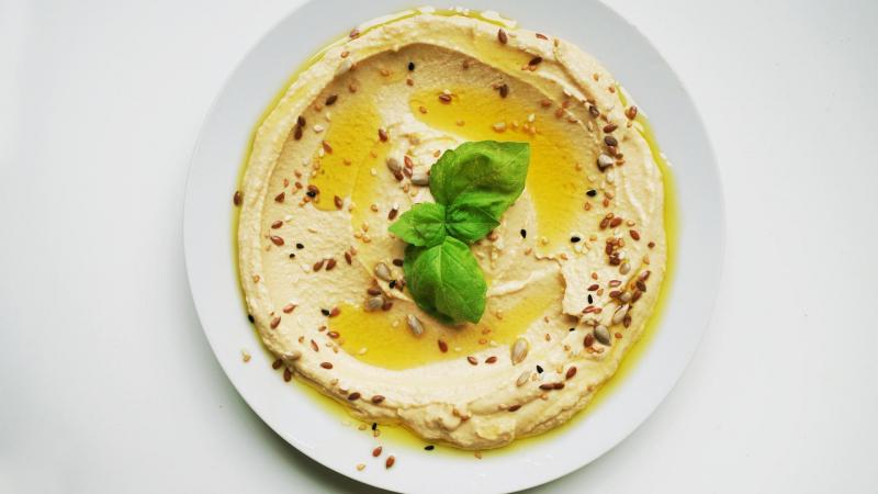 El hummus contiene una crema de garbanzos suave, cremoso y delicioso ideal para cuidarse 