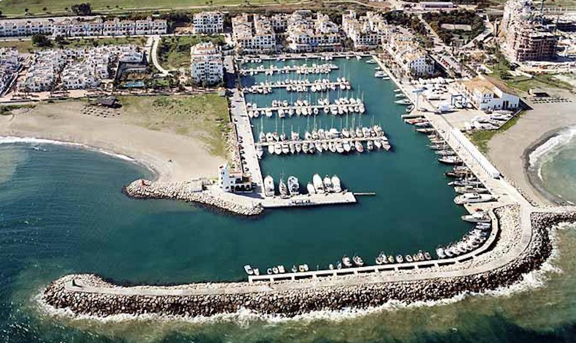Vista aérea del puerto deportivo de Manilva.
