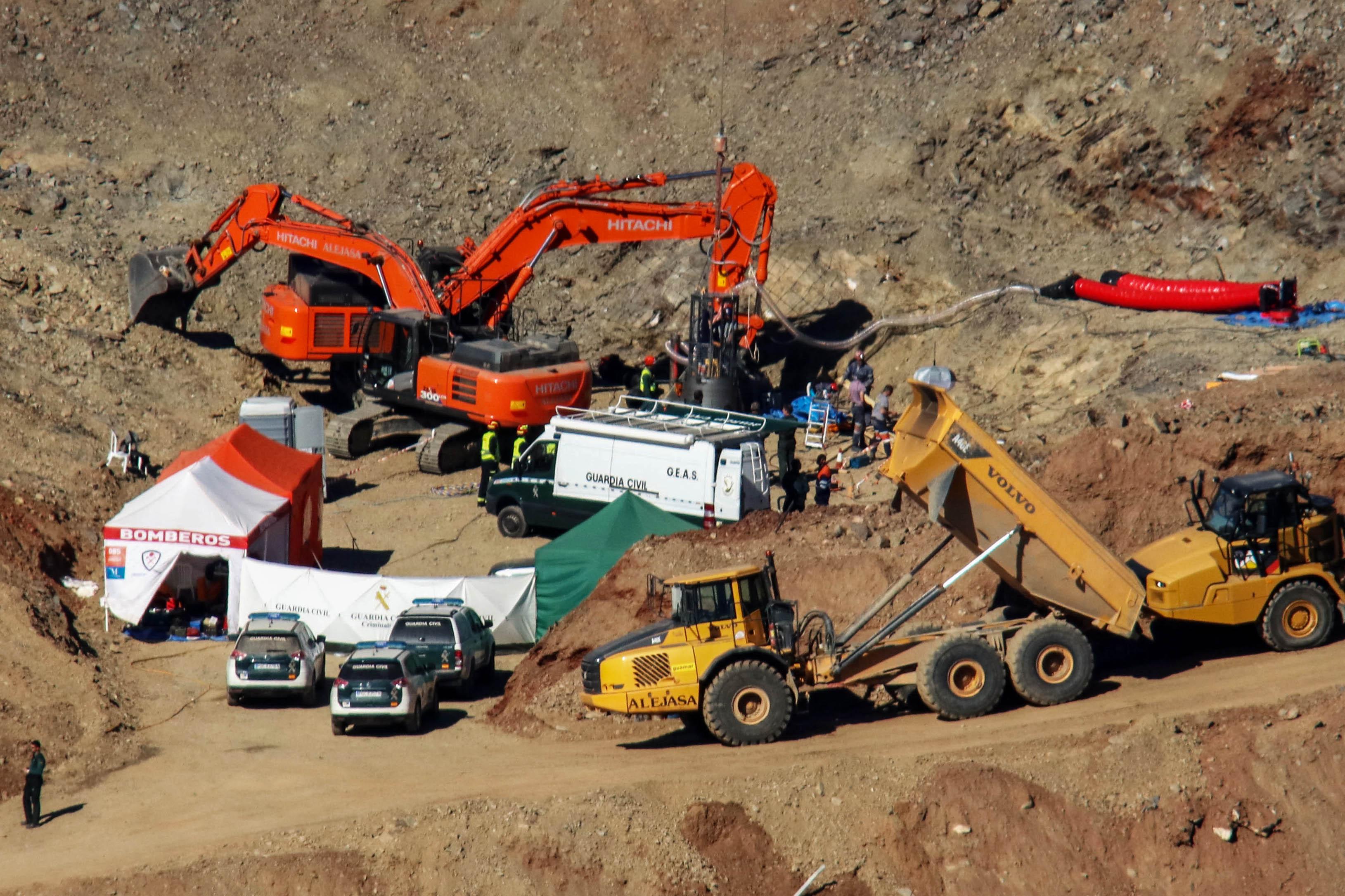 Equipos de rescate operan durante la búsqueda de Julen Roselló en Totalán (Málaga)