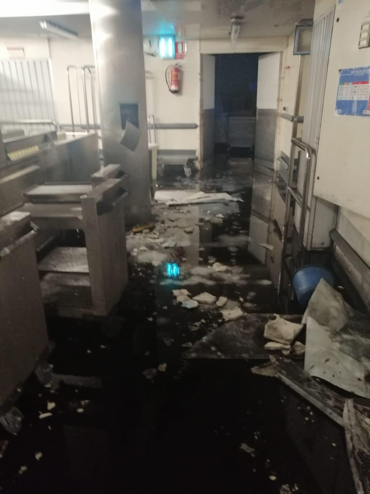El techo de la cocina del Hospital del Gregorio Marañón se derrumba