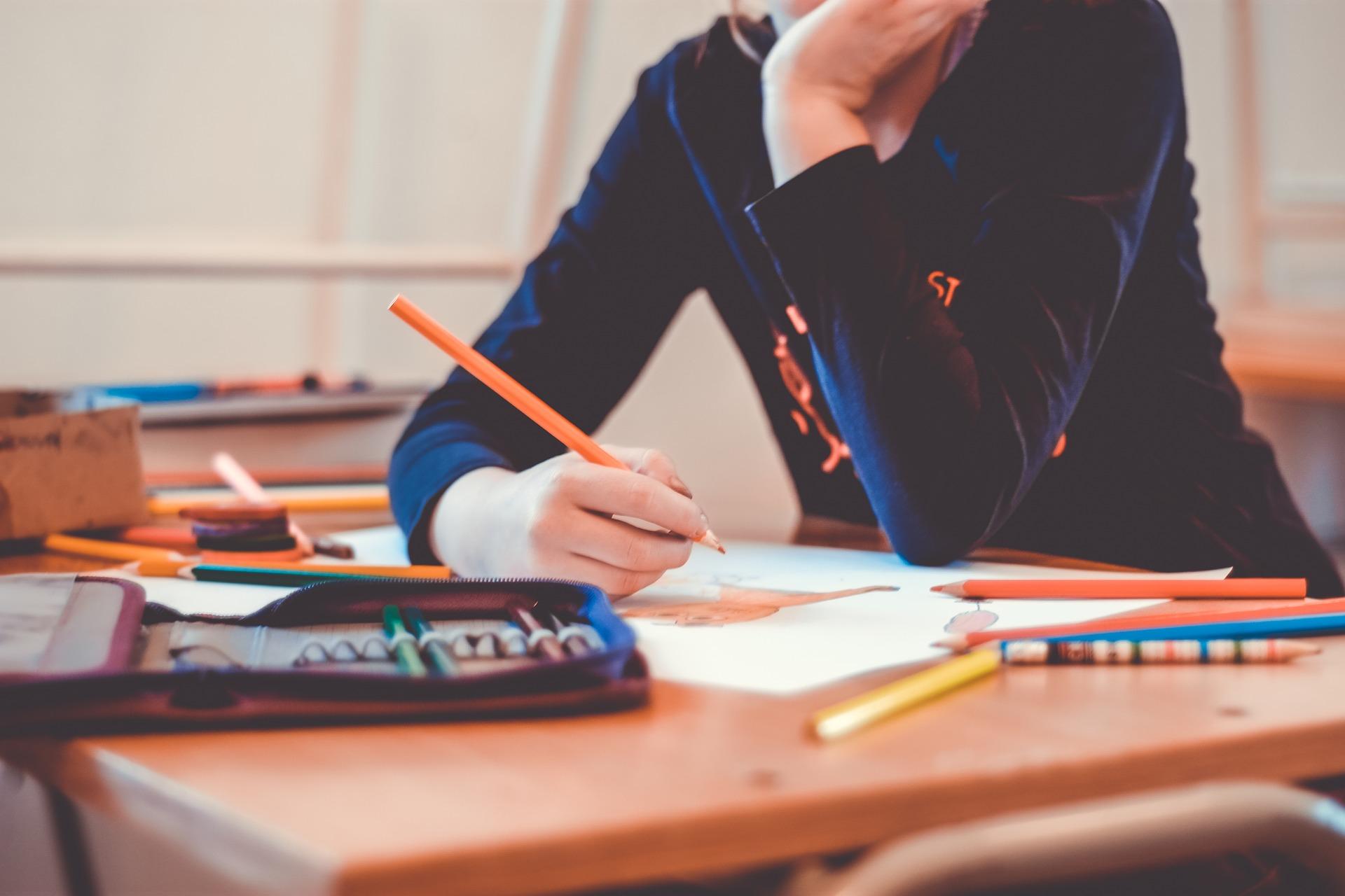 Un estudiante coloreando.