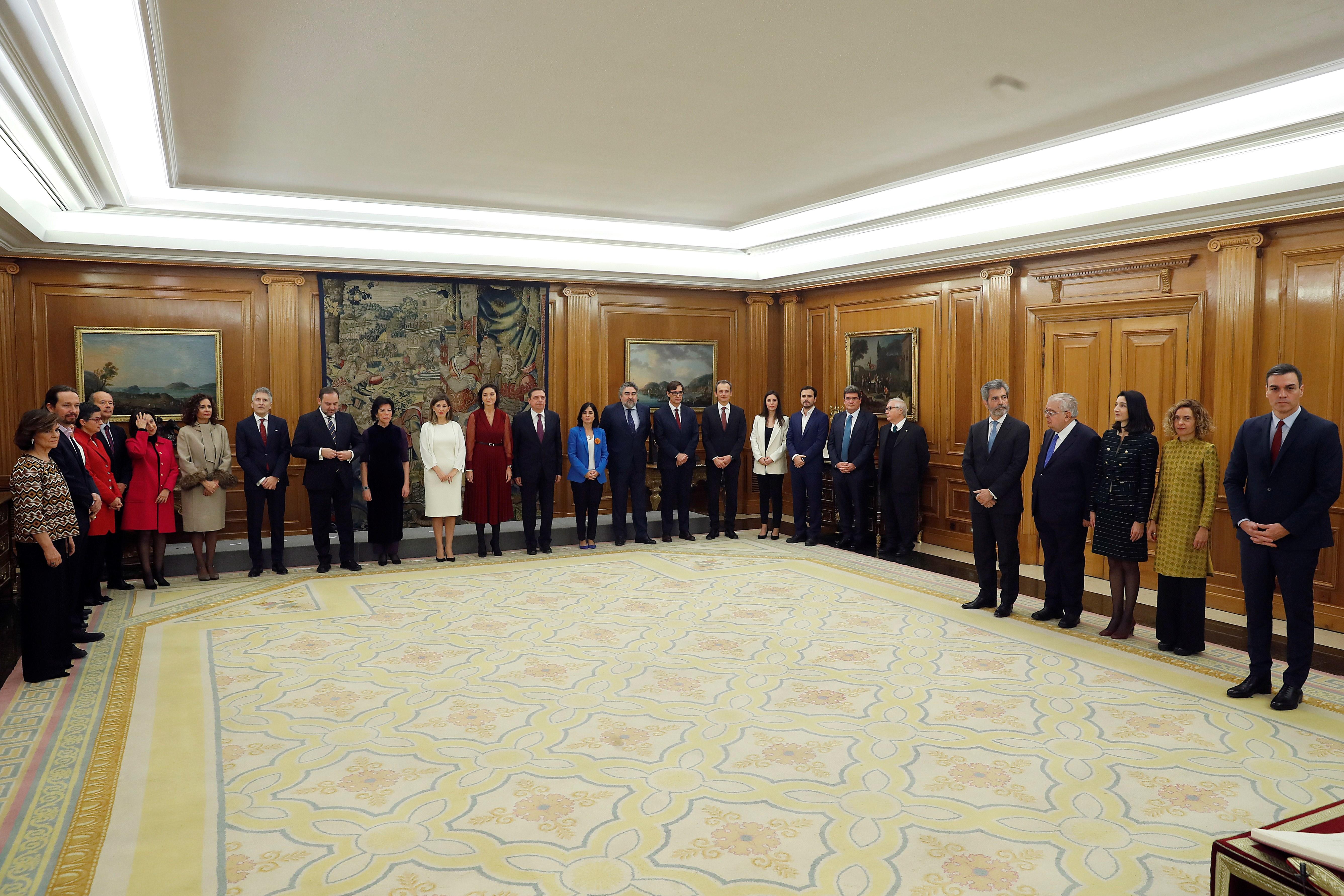 El presidente del Gobierno Pedro Sánchez (d) preside la jura de ministros de su nuevo gobierno durante un acto celebrado en el Palacio de Zarzuela en Madrid a 13 de enero de 2020 