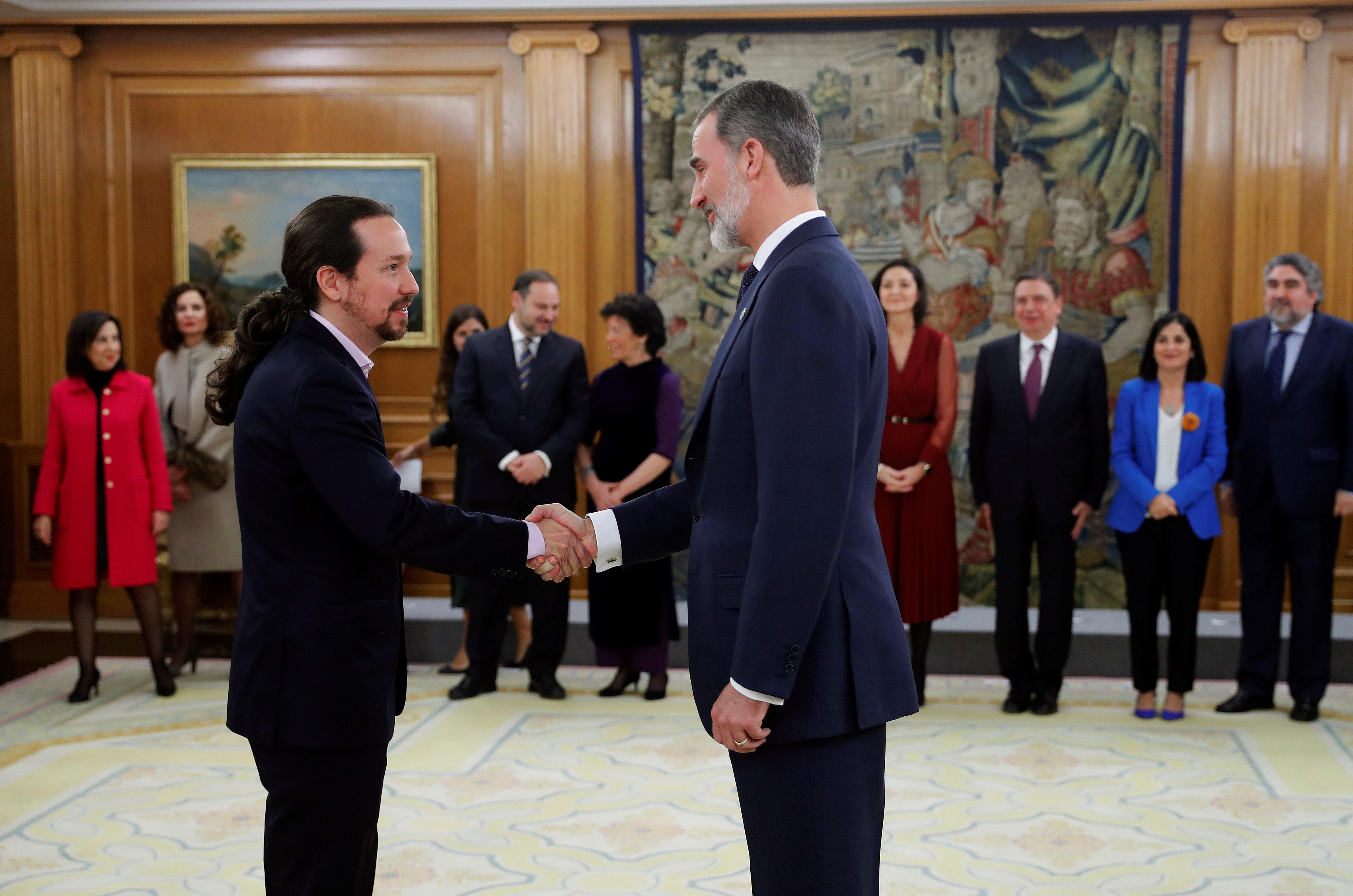 El nuevo Vicepresidente de Derechos Sociales y Agenda 2030 Pablo Iglesias (izq) saluda al rey Felipe VI (dech) tras jurar su cargo en un acto celebrado en el Palacio de Zarzuela. Europa Press.