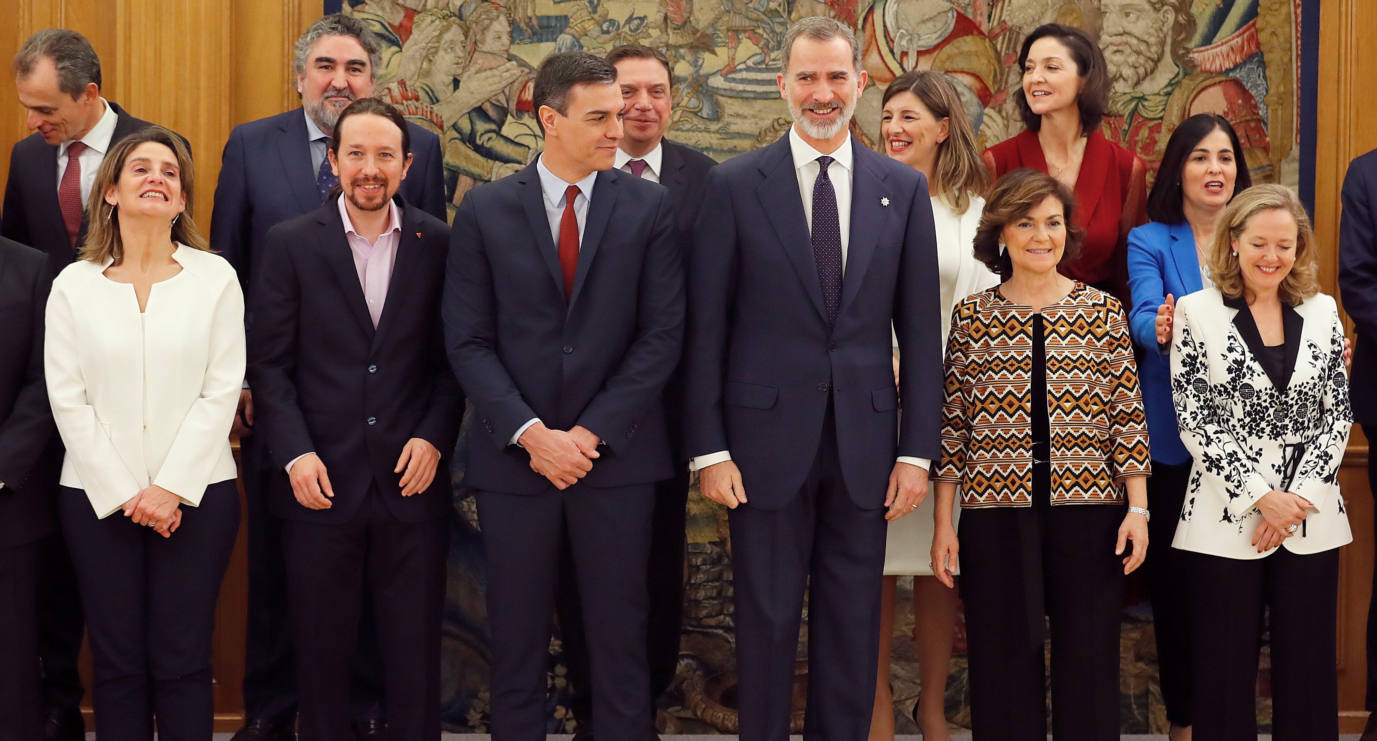 El rey Felipe VI, el presidente del Gobierno Pedro Sánchez, los vicepresidentes del Gobierno Carmen Calvo y Pablo Iglesias. EUROPA PRESS