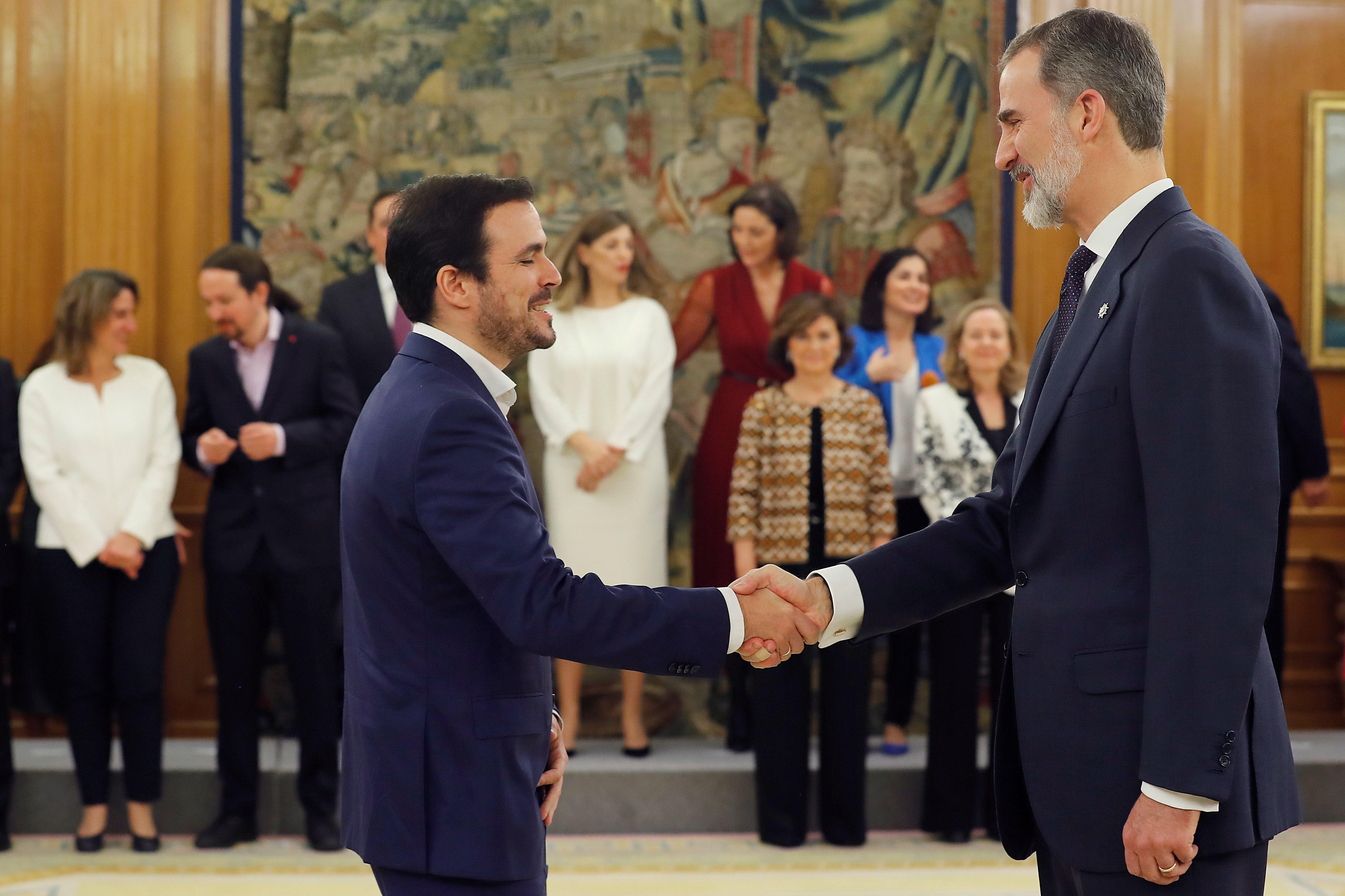 El nuevo ministro de Consumo Alberto Garzón (izq) saluda al Rey Felipe VI (dehc) tras la jura de su cargo en el Palacio de la Zarzuela de Madrid. Europa Press.