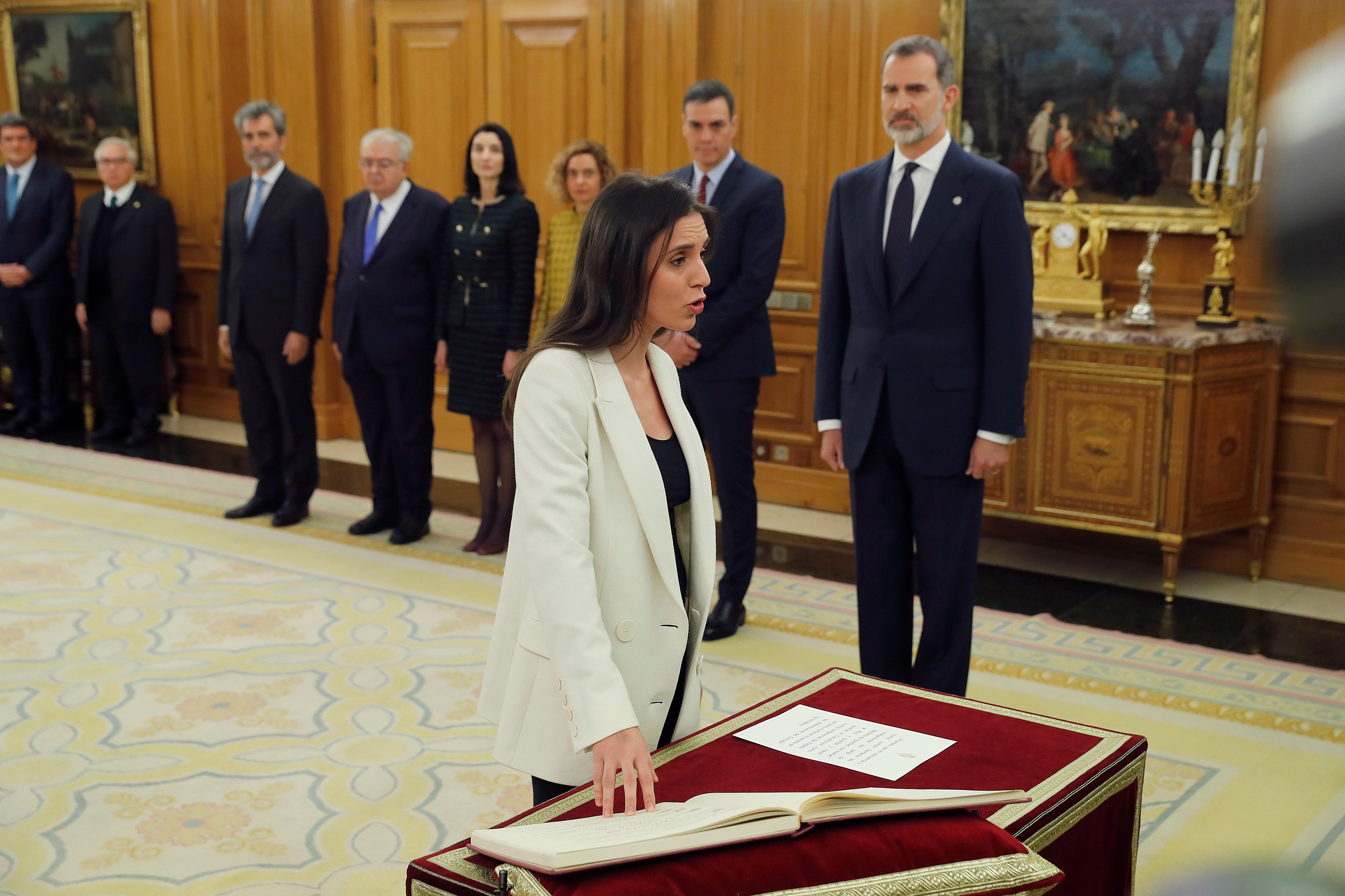 La nueva ministra de Igualdad, Irene Montero,  promete su cargo ante el Rey Felipe VI. Europa Press.