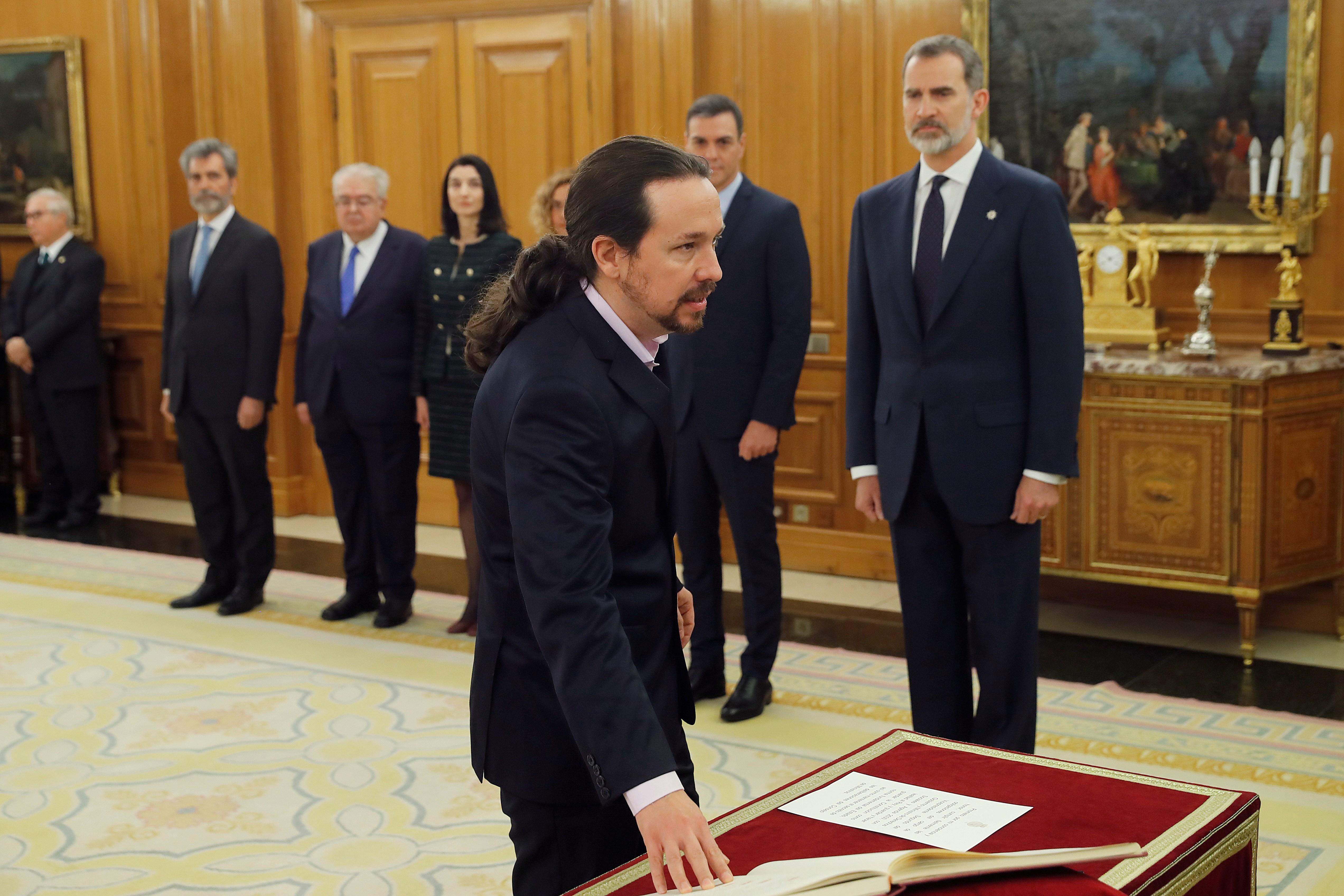 El nuevo vicepresidente de Derechos Sociales y Agenda 2030 Pablo Iglesias jura o promete su cargo ante el Rey Felipe VI en el Palacio de la Zarzuela de Madrid. Europa Press.