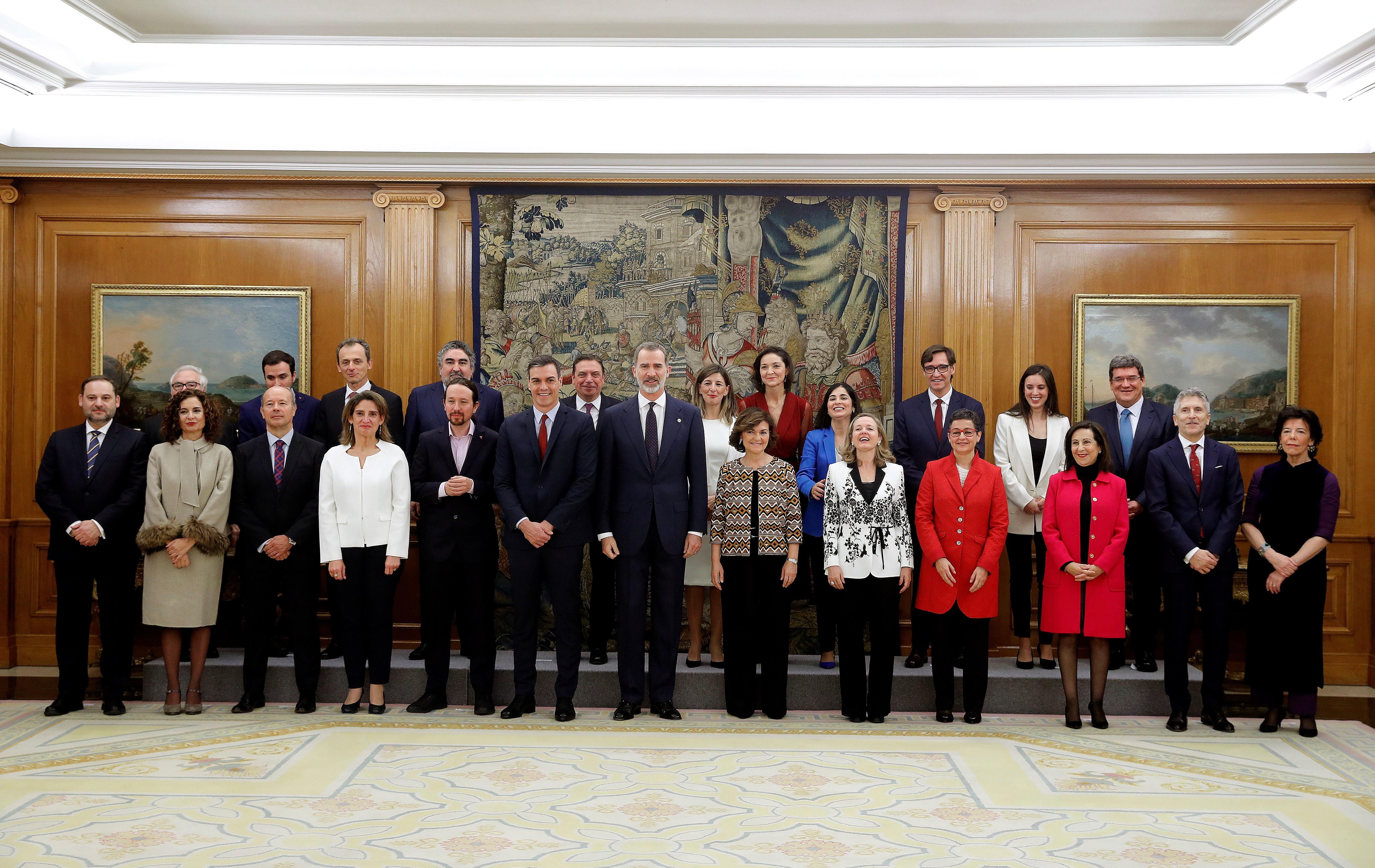 Foto de familia del president,e los cuatro vicepresidentes y de los 18 ministros que componen el Gobierno de coalición del PSOE y Unidas Podemos en la XIV Legislatura