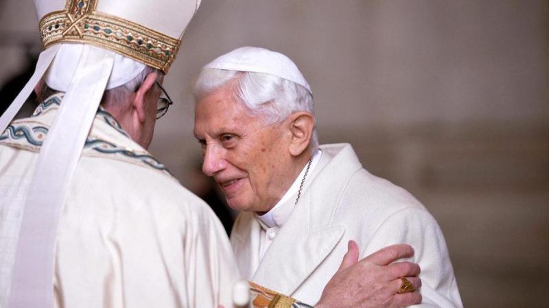 El papa Francisco saluda a Benedicto XVI