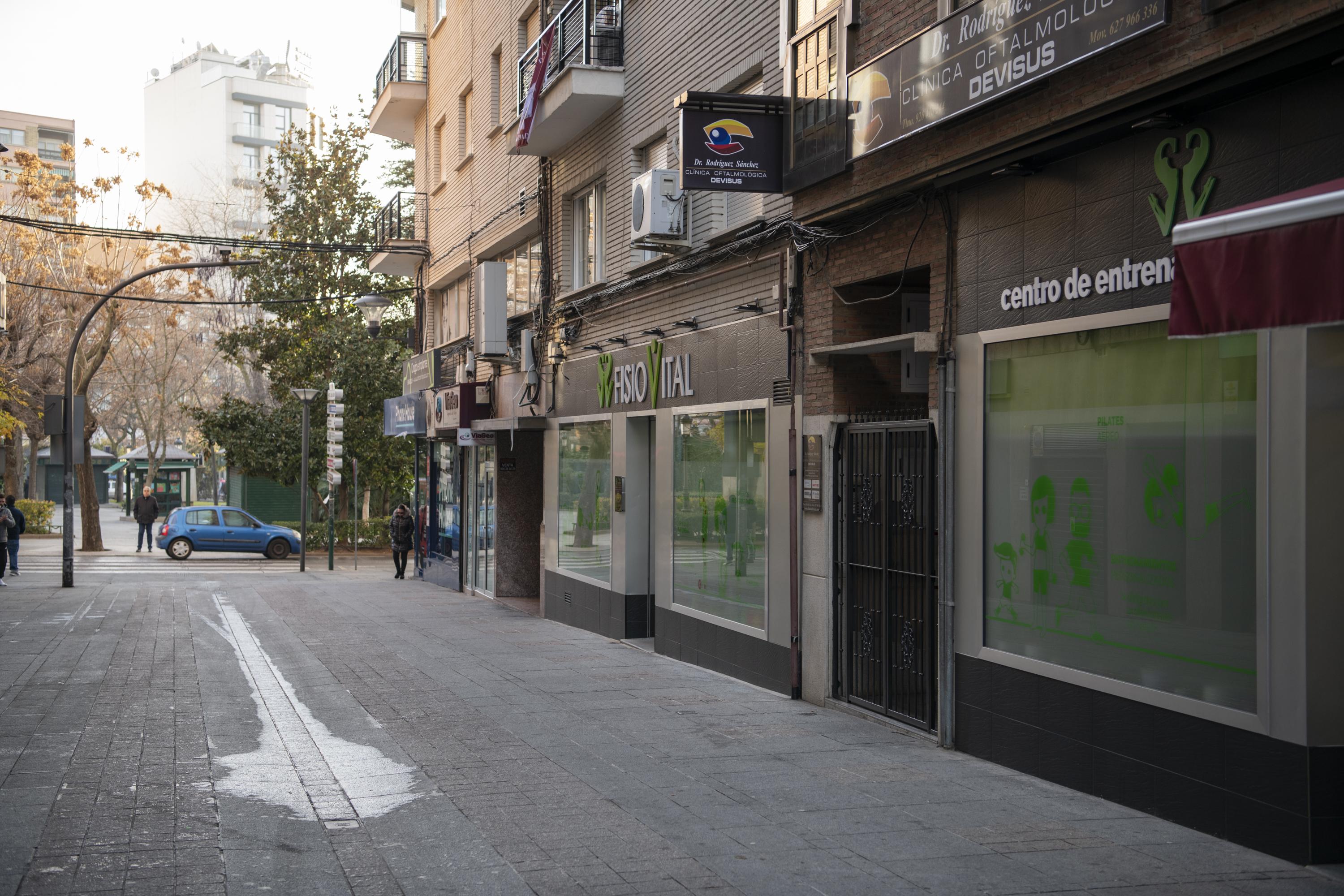 Portal del domicilio donde fueron hallados los cadáveres de un hombre y una mujer, en Puertollano (Ciudad Real). EP