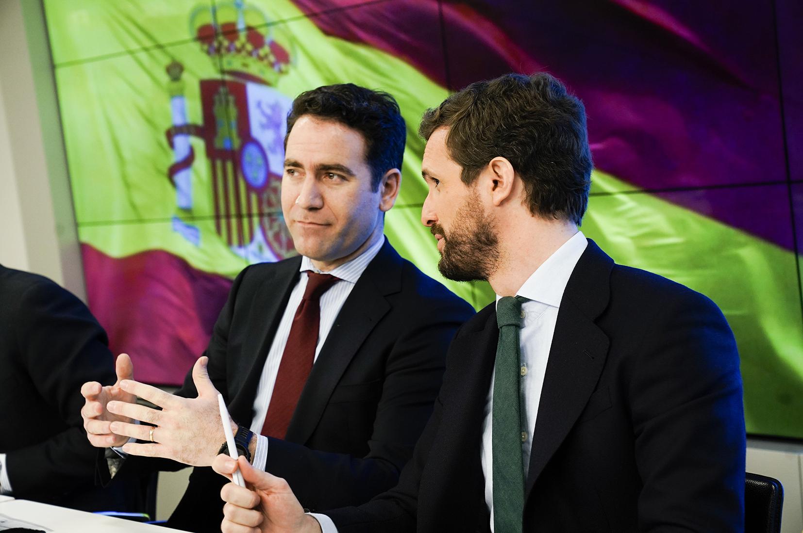 El presidente del Partido Popular Pablo Casado (dech) y el secretario general del PP Teodoro García Egea (izq) durante la reunión de la Junta Directiva Nacional de su partido en Madrid (España) 