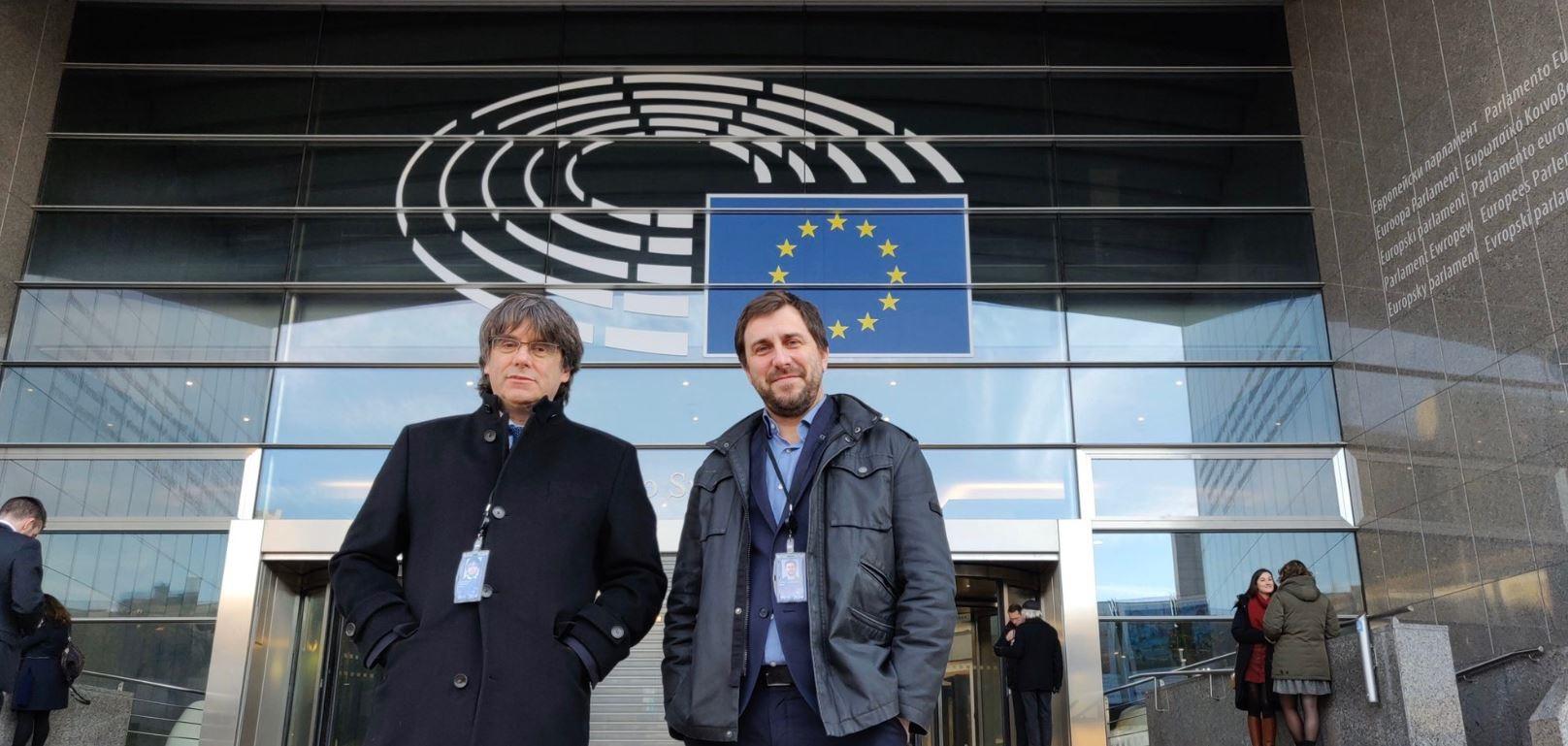 El expresident de la Generalitat Carles Puigdemont y el exconseller Toni Comin recogiendo sus credenciales de eurodiputado.