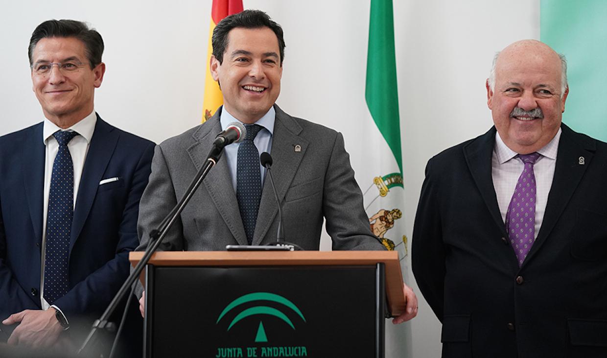 El presidente Juanma Moreno flanqueado por el alcalde de Granada, Luis Salvador, y el consejero de Salud, Jesús Aguirre.