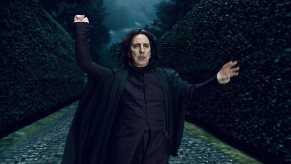 Alan Rickman interpreta a Severus Snape en una de las películas de Harry Potter