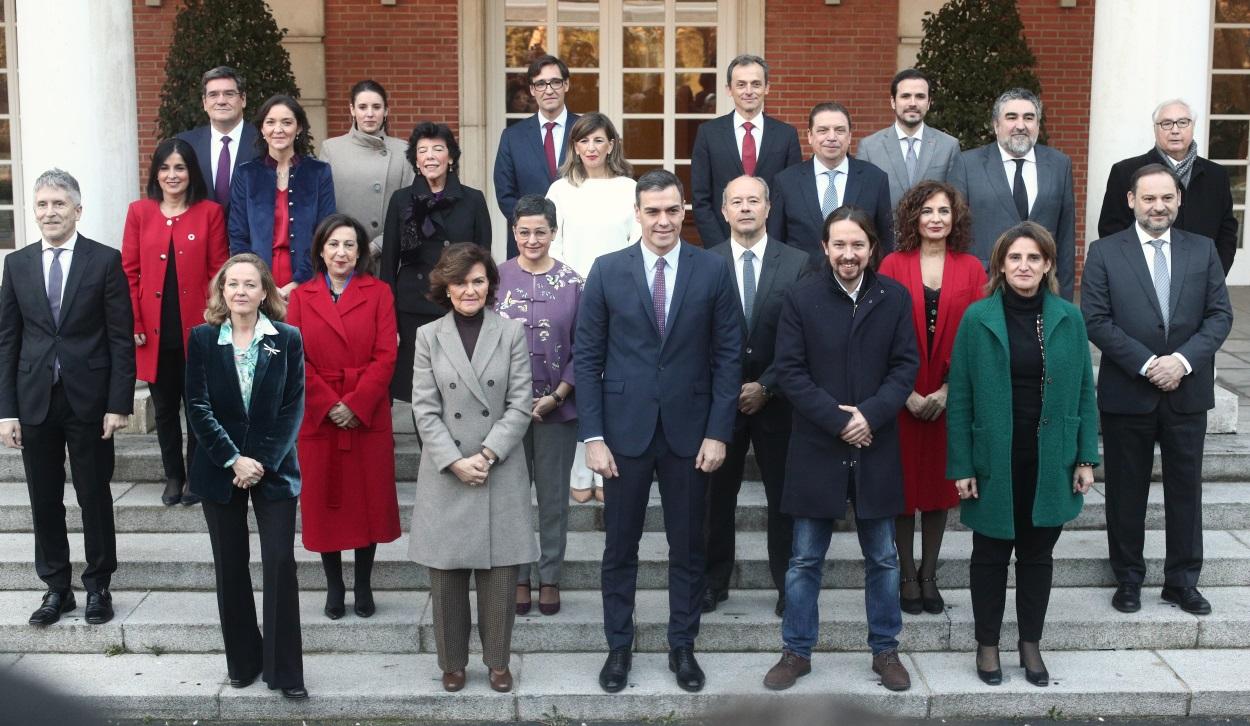 Foto de familia del presidente, los cuatro vicepresidentes y de los 18 ministros que componen el Gobierno de coalición del PSOE y Unidas Podemos en la XIV Legislatura