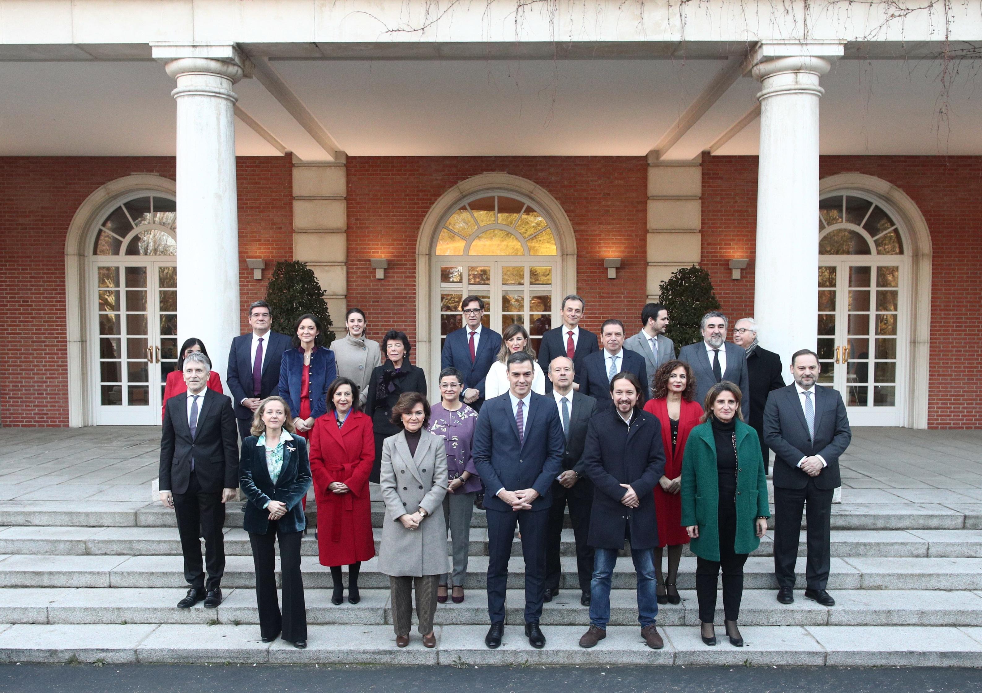 Foto de familia del president,e los cuatro vicepresidentes y de los 18 ministros que componen el Gobierno de coalición del PSOE y Unidas Podemos en la XIV Legislatura