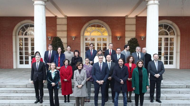 Foto de familia del president,e los cuatro vicepresidentes y de los 18 ministros que componen el Gobierno de coalición del PSOE y Unidas Podemos en la XIV Legislatura