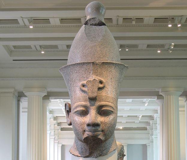 Cabeza colosal de Amenhotep III