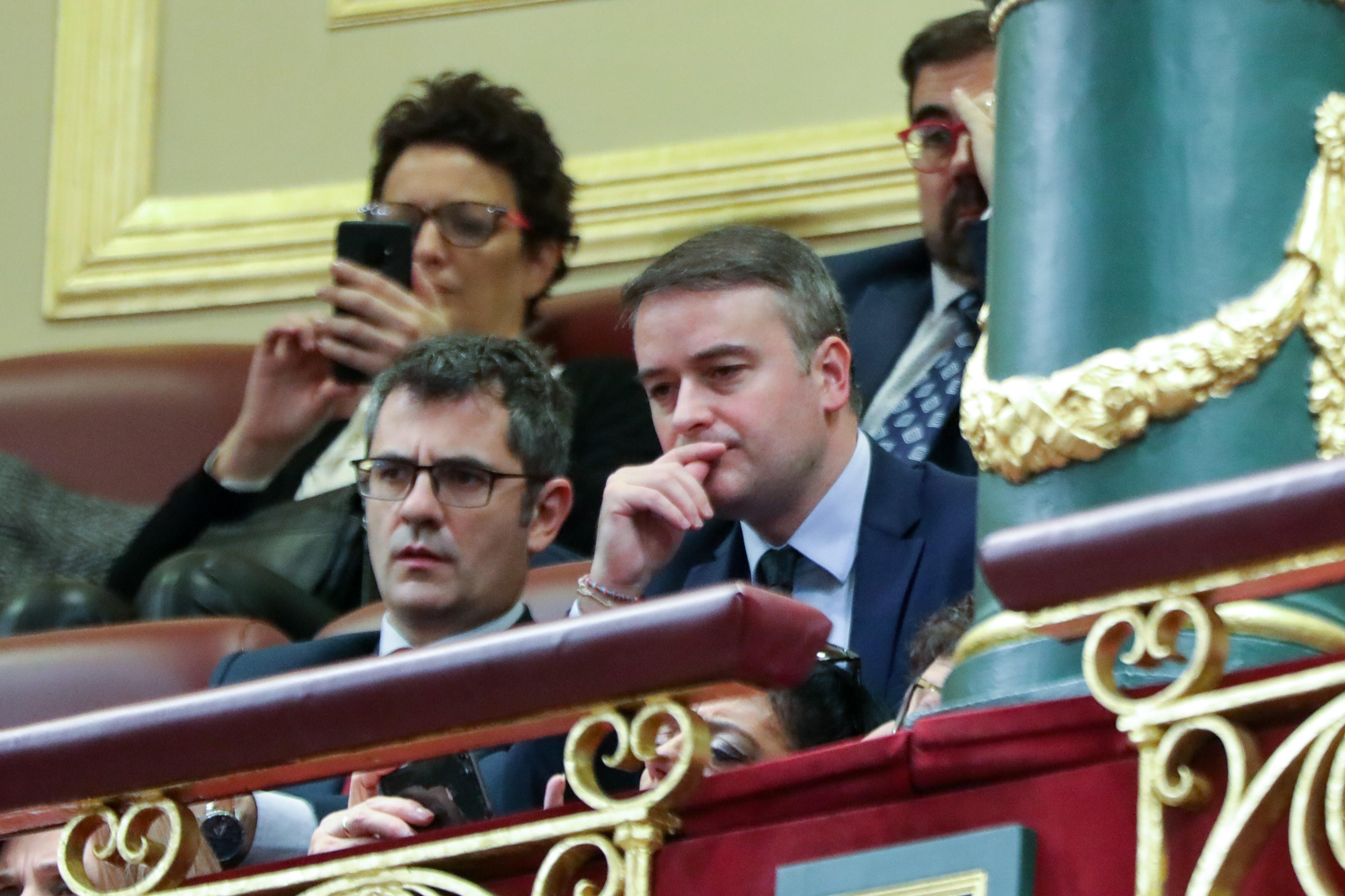 El jefe de gabinete de Pedro Sánchez, Iván Redondo (d), en la tribuna de invitados durante la primera sesión del debate de investidura del presidente del Gobierno en funciones en la XIV Legislatura en Madrid