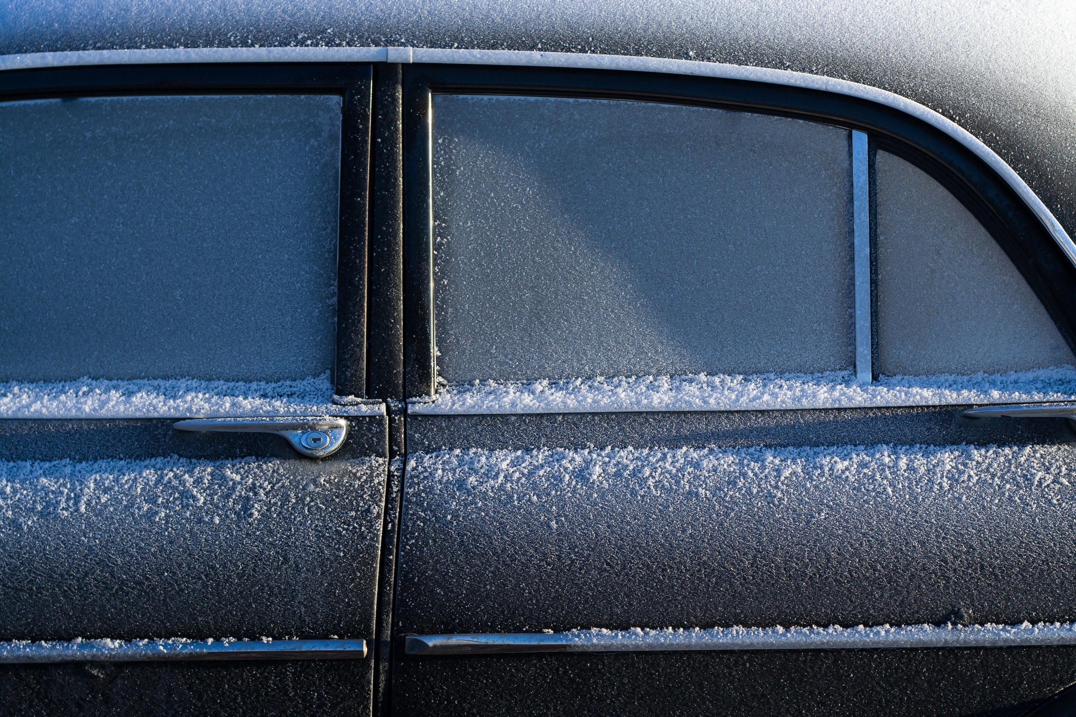 Parabrisas y ventanas con hielo en un coche. Juha Lakaniemi para Unsplash