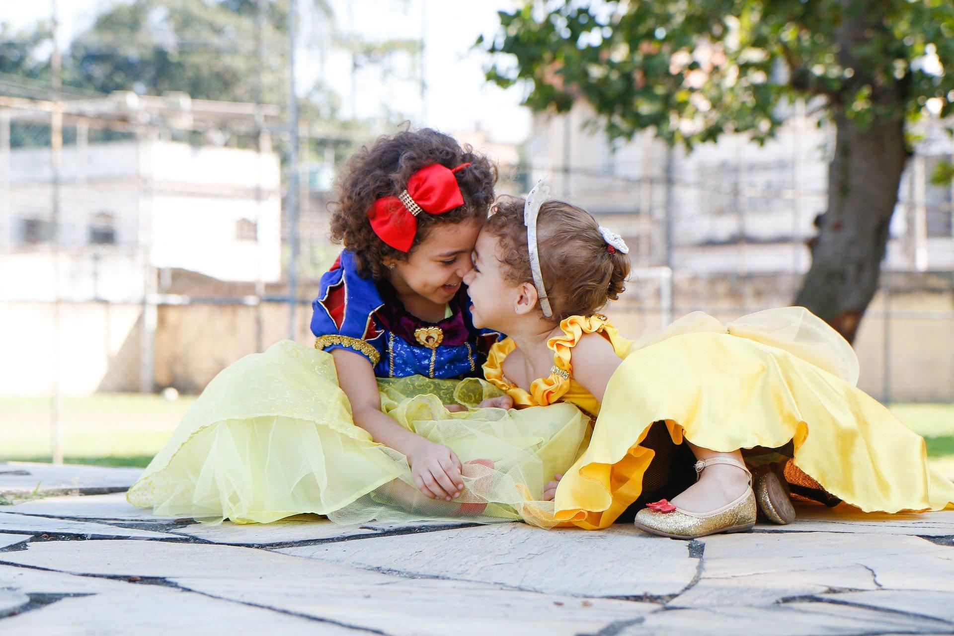 Unas niñas juegan vestidas de princesas Disney