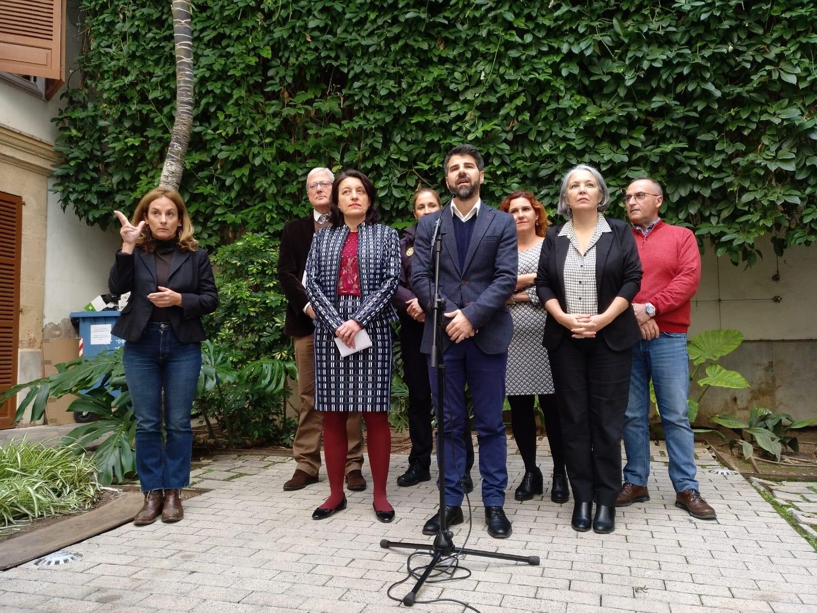 Representantes del IMAS Consell y Delegación del Gobierno atienden a los medios. EP