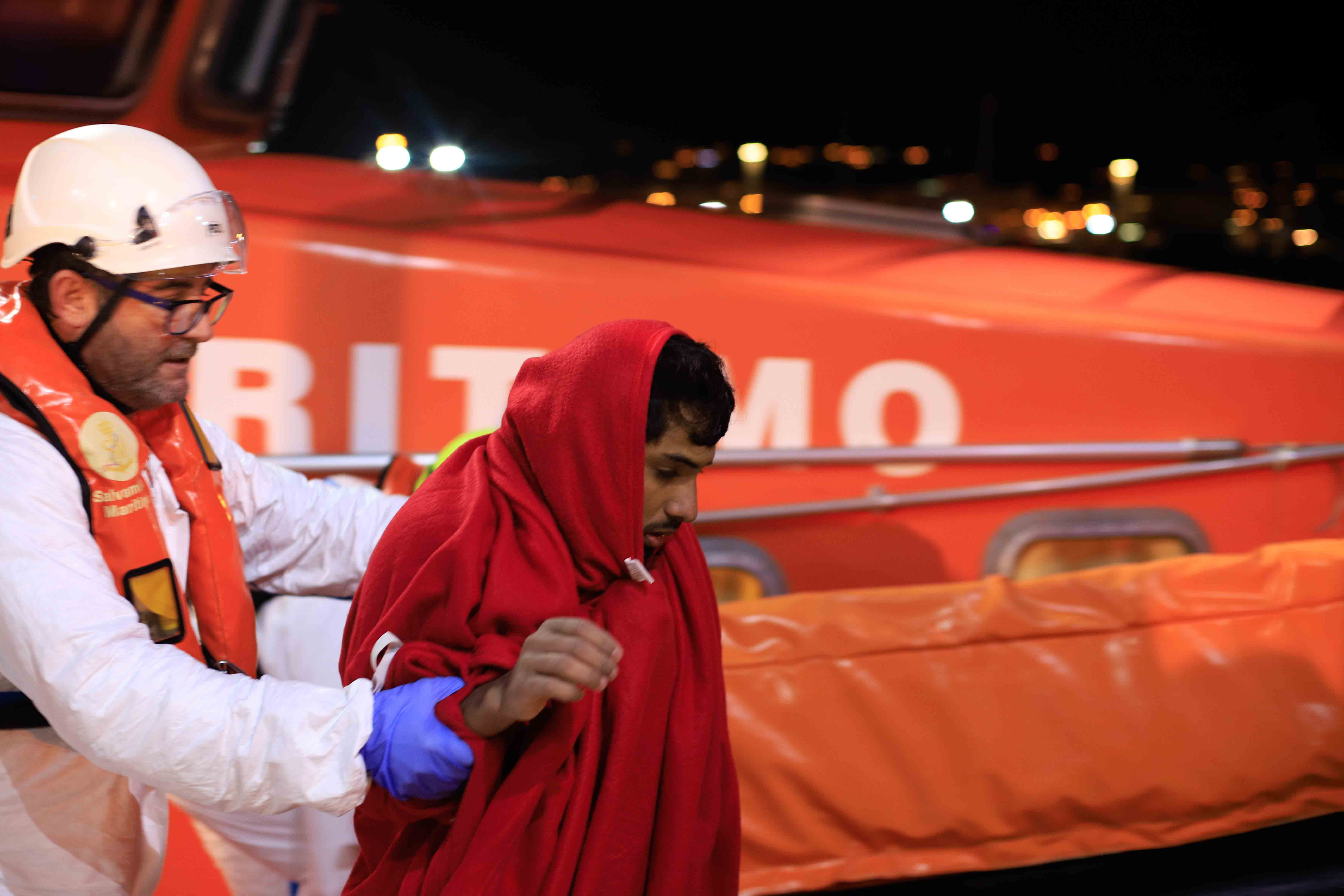 Inmigranes procedentes de una patera a la deriva al puerto de Melilla siendo atendido por voluntarios de la Cruz Roja en Melilla. EP
